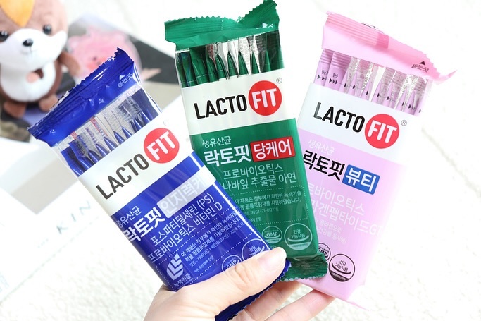 #광고
#락토핏플서포터즈

오늘은 락토핏서포터즈로 3개월간 활동하면서,
가장 마음에 들었던 3가지 제품을 소개해 볼 건데요!
온가족 유산균으로 락토핏의 다양한 라인업을 접해보면서,
가족들의 건강니즈에 맞춰 다양한 제품들을 챙길 수 있었어요.

사람에 따라, 나이에 따라, 상황에 따라
장내 환경이 다르기 때문에 각각의 환경을 분석하여
과학적으로 설계한 락토핏 생유산균과 함께 해 본
지난 3개월의 락토핏플 활동은 제게 유익한 시간이었던 것 같아요!

락토핏 뷰티는 맞춤형 생유산균에 피부 보습과
자외선으로 인한 피부손상으로부터 피부건강을 유지하는데 도움을 줄 수 있는
저분자콜라겐펩타이드GT가 함유되어있어
장 건강부터 피부 건강까지 도움받을 수 있었던 제품이었고,
락토핏 인지력 케어는 부모님 선물로도 좋았는데요.
노화로 인해 저하된 인지력 개선에 도움 줄 수 있는
포스파티딜세린이 300mg 함유되어 있거든요.

유산균과 포스파티딜세린, 비타민D·E까지 함유되어
장 건강과 인지력 개선, 뼈 건강, 세포 건강까지 4중 케어가 가능하니
일상 속 깜빡임이 늘어나신 분들은 한 번 챙겨보세요 :)
그리고, 요즘 나이를 불문하고 혈당 케어에 신경쓰시는 분들 많으시더라고요?
락토핏 당케어는 유산균과 식후 혈당 상승 억제에 도움을 줄 수 있는
코로솔산이 함유되어 있어 장 건강과 식후 혈당 상승 억제까지
도움을 줄 수 있는 제품이라
이번 락토핏플로 활동하면서 가족들에게 선물도 했다는 것♥

이 외에도 어린 아이들을 위한 락토핏 베베부터 키즈 등,
온가족 모두가 챙길 수 있는 락토핏의 다양한 라인업!!

락토핏의 핵심 균주 조합 LACTO-5X™을 경험해 보고 싶다면,
지금부터 락토핏으로 온가족 유산균 챙겨보시길 바랄게요!
농림축산식품부로부터 우수한 기술력으로
신기술 인증을 받은 락토핏은 제품들 종근당건강몰과
스마트스토어에서 만날 수 있답니다 :)

#종근당건강 #락토핏 #락토핏플 #락토핏플3기 #락토핏라인업 #락토핏소개 #락토핏뷰티 #락토핏인지력케어 #락토핏당케어 #온가족유산균