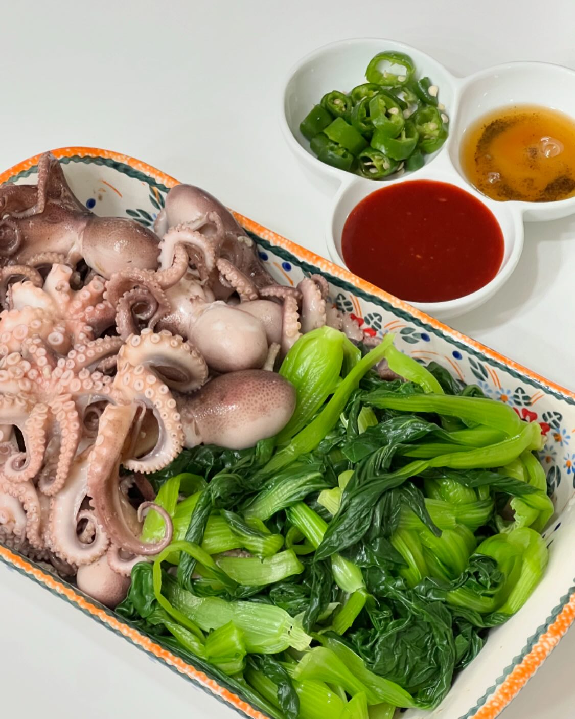 .
오늘 저녁은 안찍을수가 읎었당ㅎ

우리 팀원분이 주신
직접 잡아 손질까지 해준 주꾸미랑
농사 지은 청경채 데쳐 숙회!!!!!!! 진짜 맛있어!!!😭

#인복많음