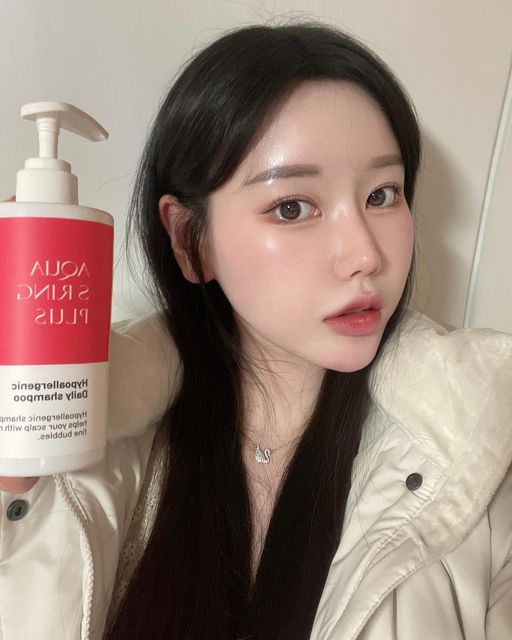 ෆ우지니 on Instagram: "#광고 요즘 사용하고 있는 아쿠아큐링 아쿠아에스링 플러스 헤어샴푸🫧 향이 좋고 제형감이 좋아요🤍 🫧pH 5.0 약산성샴푸 🫧미세하고 풍부한 거품으로 자극