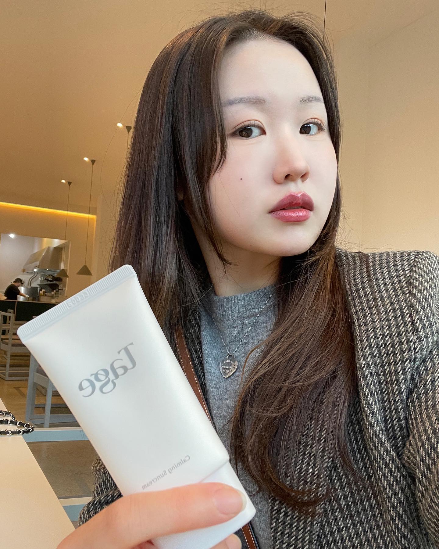 #gift 
추워져도 사계절 내내 필수로 발라줘야 하는 선크림 ..🤍

편백수 함유량이 높아 피부를 편안하게 진정시켜주고 기존에 쓰던 선크림은 사용감이 뻑뻑한 편이었는데 tage_always 의 카밍 선크림은 로션처럼 촉촉한 사용감에 수분만 채워줘서 베이스 바르기 전에 사용하면 세상 촉촉 피부 완성 ..🫶🏻🪽

코에 스치는 쌉싸름한 나무 향이 바를 때마다 기분 좋아요 촉촉한 로션 제형 비건 선크림 찾으시는 분들께 추천드려요 🪵🍃

#tage #테이지 #사이프레스트 #비건코스메틱 #제품협찬 #제품제공