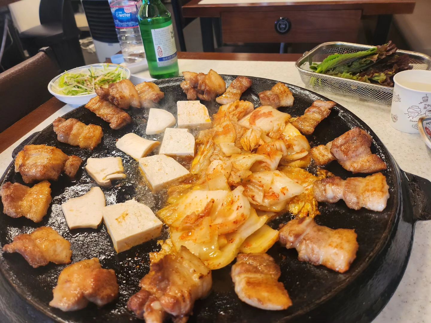 #광고
#진짜무쇠삼겹루원시티점
#인천고기#인천고기집#인천삼겹살#인천고기집추천#인천삼겹살맛집
#가정동고기#가정동고기집#가정동삼겹살#가정역고기집

최상급 원육에 최고의 숙성을 더한 #진짜무쇠삼겹
최상급 고기만을 고수하는 진짜무쇠삼겹은 100% 강철 솥뚜껑을 사용하여 1인 그릴링 서비스를 제공해주어 고기 굽지 않고 편하게 삼겹살 먹을 수 있어서 참 좋아요.
기름이 튀지 않게 가림막까지 설치하여 고기 구워주는 서비스^^
90일 숙성 이후 추가 30일 저온 숙성을 거쳐 산도 PH3를 유지한 김치까지 서비스로 지글지글! 두부와 버섯까지 알차게 구워주셔서 더욱 맛있게 먹을 수 있어요! 술이 술술 넘어감.ㅋㅋㅋ 고기 진짜 맛있다는!

매장에서 네이버 영수증리뷰 작성 시 볶음밥 치즈 서비스 드리니,
볶음밥에 치즈 꼭 올려드셔 보세용!!