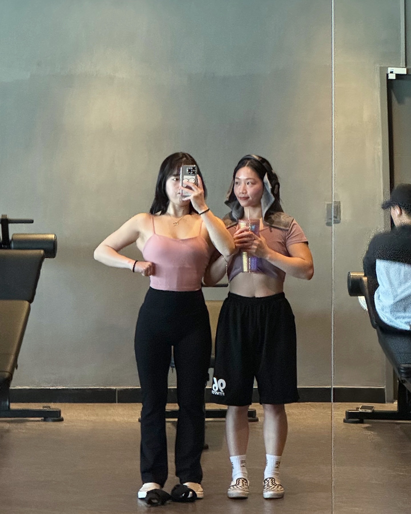 삥꾸삥꾸 커플로 입고 (나름)끼부리는 중입니다😎
코기1 광배자랑
코기2 복근자랑
광배있는뇨자 오떤가요 -좋아요❣️