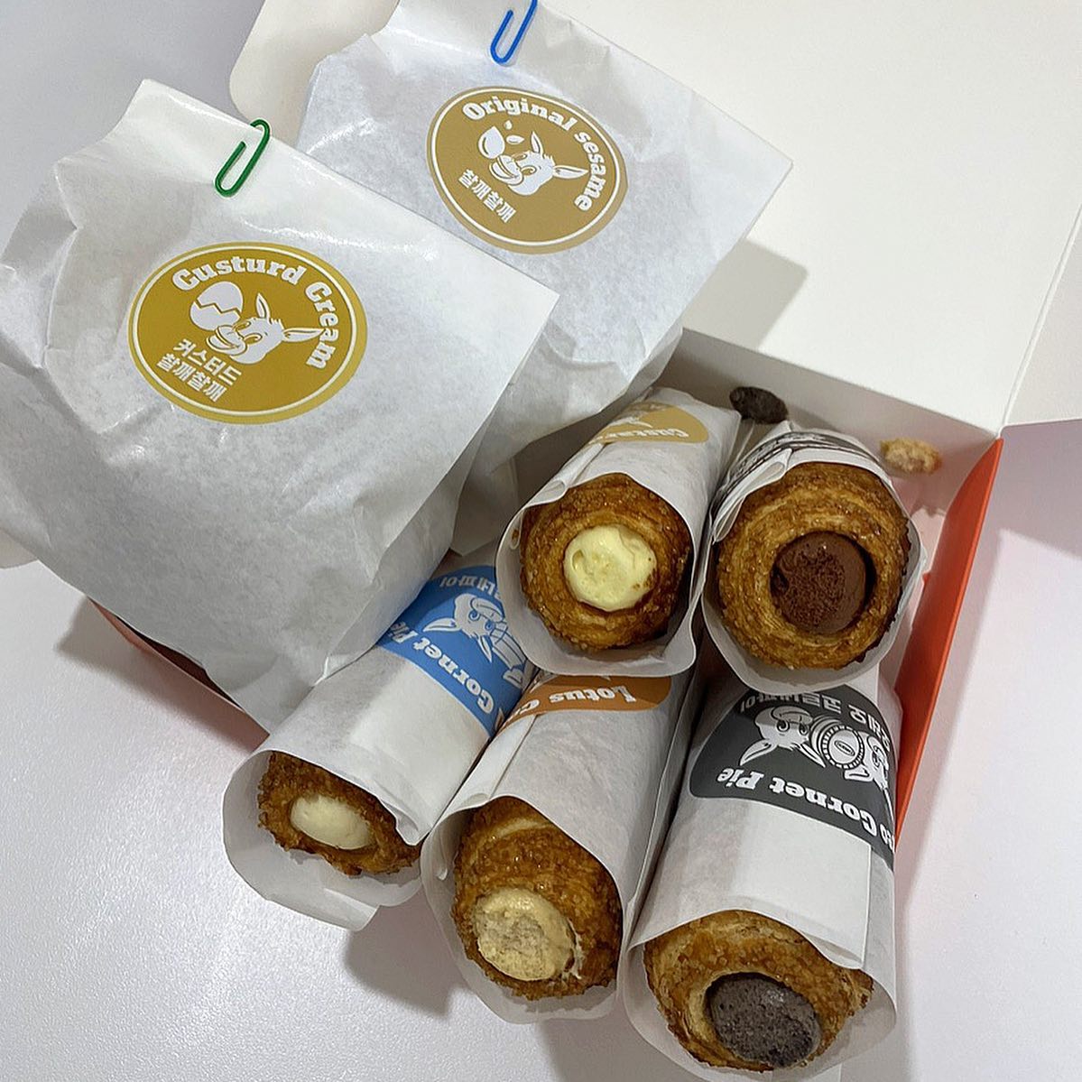 ☀️치키차카초코☀️

홍대에서 핫하던 코르네파이와 찰깨빵!
관악신림점도 오픈했는데,  진짜 꿀맛임

커스터트맛은 내 최애1순위!👍

#치키차카초코 #치키차카초코관악신림점 #코르네파이 #찰깨빵 #디저트맛집 #신림디저트 #신림디저트맛집