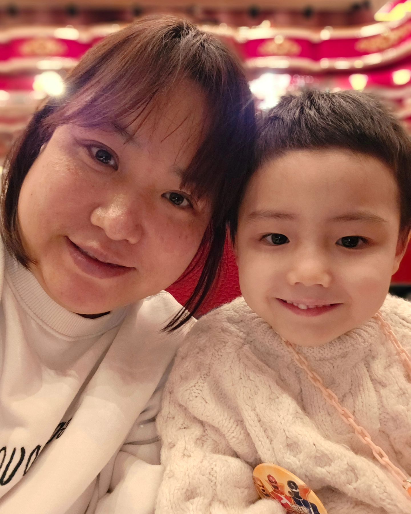 #한글용사아이야
#유니버설아트센터 
난 신도림인줄 알았는데 알고보니 광진구 큰일날 뻘!!!
진짜 작년 11월에 예매했던 걸 기다리고 고기다린 ㅋㅋㅋ 자그마치 1년(?)을 기다렸넼ㅋㅋㅋㅋㅋ
민댕이도 엄마도 신났고 미안하지만 아빠는 패쓰~(담엔 같이보쟈♡)
#두근두근 #언제도착해요 #언제시작해요 #빨리보고싶어요 #아들과데이트 #엄마와아들 #母子