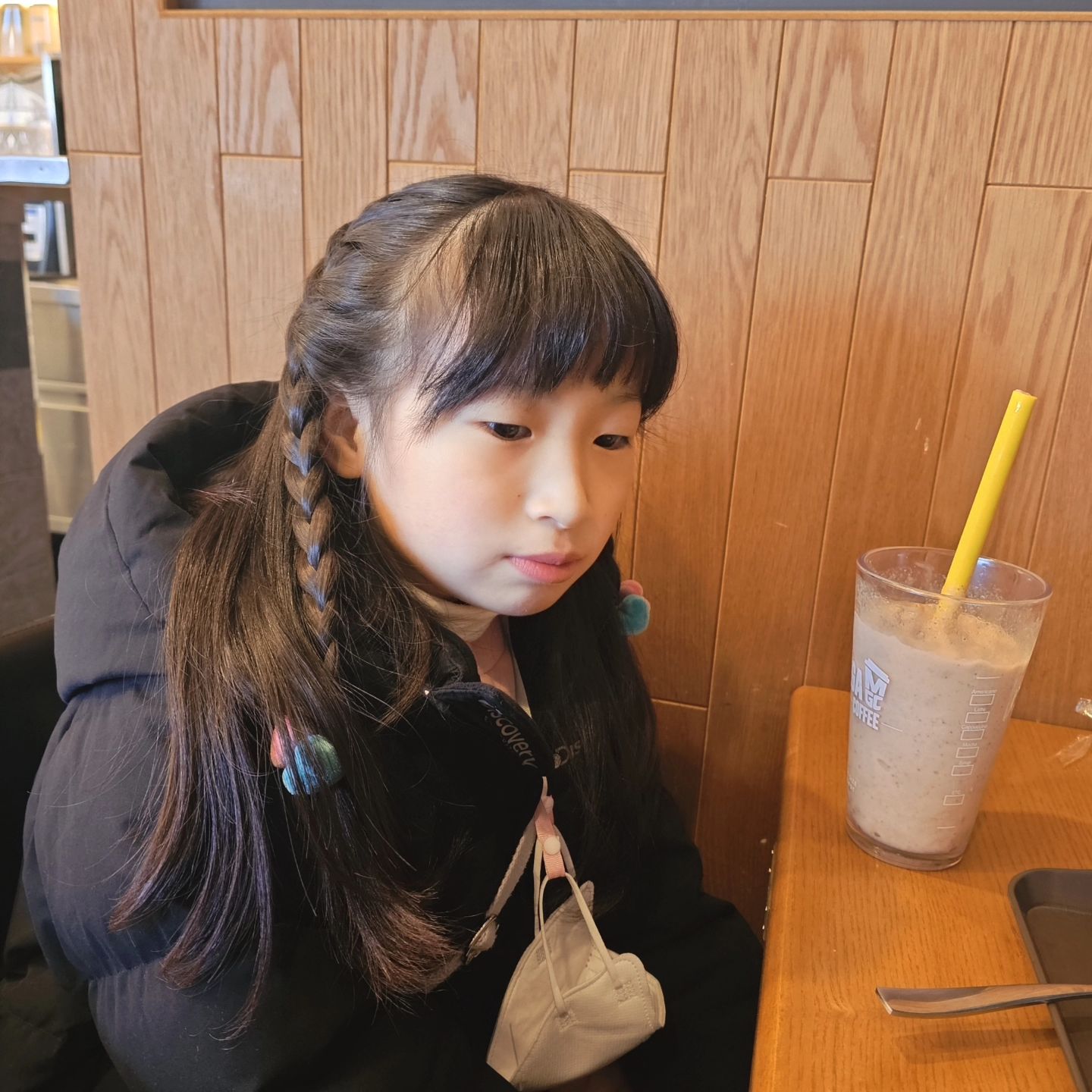 우리끼리 집앞 카페ㅋ
불금이라고..기분 좀 내보겠다고..
큰맘 먹고 간 카페인데ㅋㅋ
음료 8잔 결제...🤣🤣
.
우리 네명뿐인데..ㅋ
먹는거에 진심인..희.예.민 덕에ㅋㅋ
엄마도 한잔 더!!!!
.
카페에서 각 한잔씩 먹고
제일 좋아하는 허니브래드도 먹고
집에 갈때 또 한잔씩 테이크아웃🥤🥤🥤🥤
.
이따 저녁먹고 또 먹자며ㅋ
빵도 더 사자는거 와플만들어 주겠다고 달램..
엄마가 아빠가 노력해 보께💪
.
우리만 먹는게 아빠에게 미안해져서
괜히 살가운척 전화해서 고맙다고함ㅋㅋ
아빠👨‍💼사랑해요~~💕 🤭🤣🫣
.
뭐든 잘먹고 쑥쑥 커주고 
각자의 자리에서 열심히 노력하자!!
.
.
.
#우리의시간#알찬시간#불금#카페#외출#다둥이#삼남매#사랑해#고마워#육아#소소한#즐거움#행복#일상#여행
