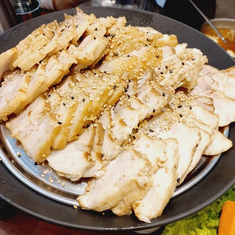 #협찬 #만족전주서신본점

야들야들 입에서 녹는 느낌~ 보쌈 진짜 맛있네요~
맛집이라 해서 갔는데 처음 들어보는 이름이라 
별 기대안했는데 왜 이제껏 몰랐나 싶더라고요
이제서야 온게 어찌나 안따깝던지~~
엄청나게 많이 먹구왔어요~ ㅎㅎ

엄청 친절하시고 양도 많은거 같고~
다 먹을때까지 따뜻하게 먹으라고 
가스렌지에 올려주셔서 참 좋았네요~ 

보쌈 좋아하시는 분들은 
꼭 가보셔야하는 집이라는거~!!

#전주보쌈 #전주서신동맛집 #서신동맛집 #서신동보쌈 #서신동족발 #전주맛집 #전주완산구맛집 #전주족발맛집 #전주보쌈맛집 #전주안주맛집 #전주데이트 #서신동야식 #서신동야식맛집 #전주야식맛집 #서신동안주맛집