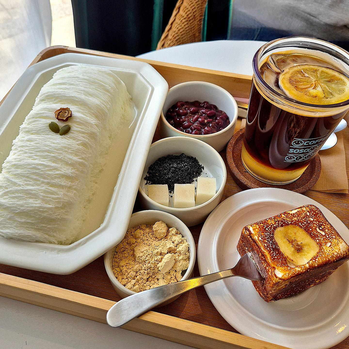 🍧[커피소소데일리]🍧
🍏부드러운 실타래빙수 맛집! 최애빙수집✨️
🍏위치:서울 중랑구 면목로27나길 11 1층
🍏메뉴
*부드럽고 진한우유 실타래빙수(14,500)✨️
*구워먹는 마시멜로 바나나아이스크림(5,000)
*마자그란_레몬아메리카노(5,000)

총평:★★★★★
(빙수가 너무 맜있음!! 인생빙수 등극!)

[이용 시간]
11:30 ~21:00 >영업시간
(매주 월요일 휴무)
🛵포장가능
🚘주차가능

🍏실타래빙수는 적절한 단맛을 가지고 있어 빙수만 먹어도 흡입가능!! 🍧🍧
같이 먹는 팥은 일부러 덜 달게 만들고 있어서 밸런스가 아주 좋음!(국내산 팥으로 직접 만드심!)

🍏마시멜로 아이스크림은 주문하면 바로 토치로 구워주시는데!! 겉은 바삭하고 속은 쫀득하며 부드러워서 입 안에서 녹아버리는 달콤 시원한 맛을 느낄 수 있음!!

🍏공간이 너무 따뜻하고 아기자기해서 아이들도 좋아하고, 혼자서 즐기기에도 너무 좋음!

 #협찬 #중랑구맛집 #면목동맛집 #빙수맛집 #실타래빙수 #빙수 #커피소소데일리 #중랑구카페 #면목동카페 #데이트코스