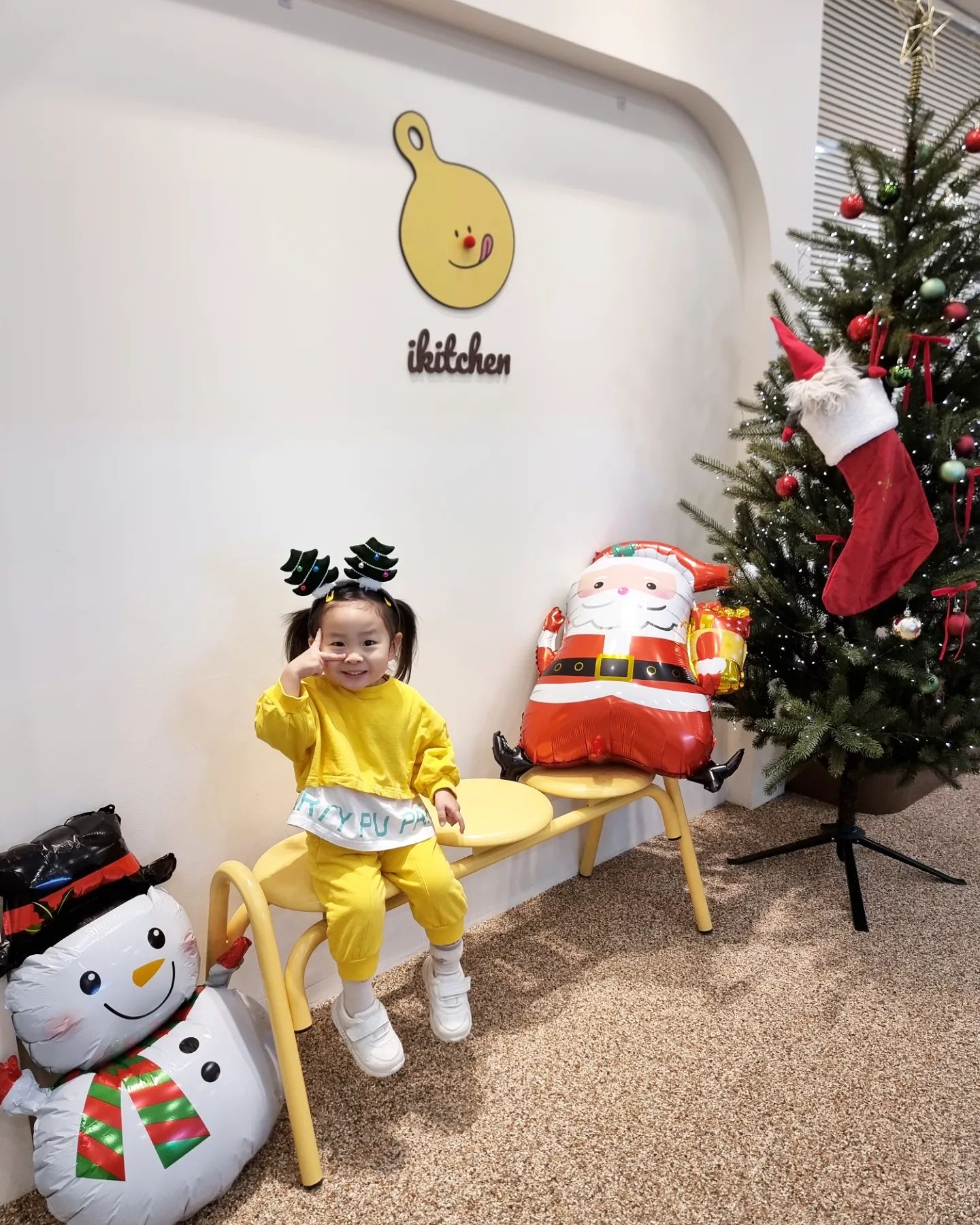 미니♡+1133(37개월23일) 23.12.13 
아이키친양주 - 크리스마스쿠키픽

쿠키랑 케이크를 만들고 싶다던 공주를 위해 쿠킹클래스를 방문했다
반갑게 반겨주시는 언제나 친절하신 선생님들🙂
섬생님과 옆자리 처음보는 언니와 조잘조잘대며 조물조물 만들어보는 쿠키
점점 더 야무지게 잘하는 것 같다!
쿠키도 하나하나 너무 귀여웠다
다음 주 케이크만들기를 벌써부터 기대한다는 
딸래미덕분에 미리 예약하고 돌아왔다!

ikitchen_yangju #일상기록 #육아일기 #육아기록 #흰쥐띠아기🐭 #흑토끼아기🐰 #남매맘 #육아소통좋아요 #성장기록 #8개월아기  #37개월아기 #육아난이도상승 #오늘은뭐하고놀지 #도치맘🦔 #ootd #우남매👫 #천방지축사고뭉치 #요리놀이 #크리스마스