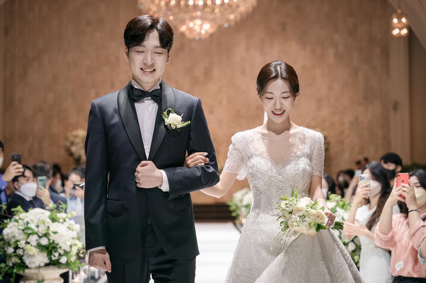 본식스냅  대만족
원본이랑 별 차이는 없는 것 같지만 최종본 맘에 든다 :) 

sɴᴀᴘ. sᴏᴜʟᴘᴀɢᴇ 💍