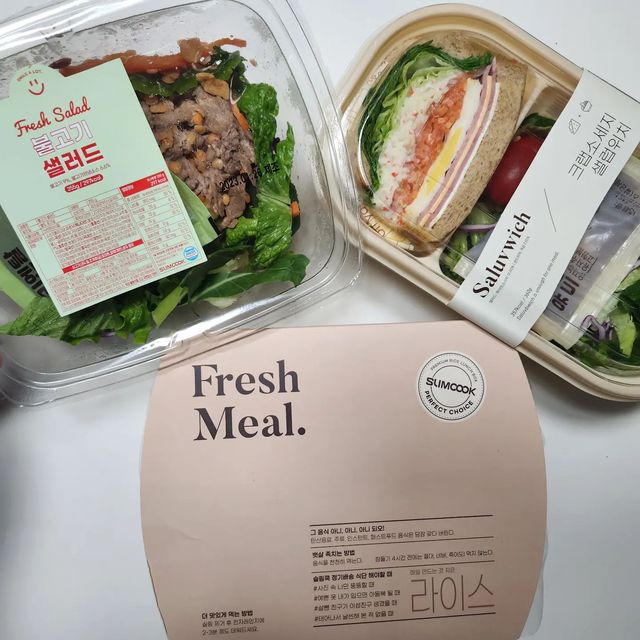 시루(siru)떡 | 직장인다이어터 | 현실식단 on Instagram: "#협찬
23.1.28 토
닭가슴살오징어샐러드, 버섯간장렌틸콩비빔밥, 크림치즈프레첼, 마테차

23.1.29 일
불고기샐러드, 크랩소세지샐럽위치, 크림소스리조또

하루 900kcal 식단 도시락 주말식단이에요!
주말 식단은 한번에 도착했는데 
3끼 모두 다른 식단이라는 점이 마음에 들었어요

프레첼보고 먼저먹고싶어 프레첼 식단을 토요일에 
먹었답니다🤣🤣 하루식단이 샐러드, 밥, 빵 이렇게 구성되는 점도 질리지않고 먹을 수 있게 해주는거 같아요!

협찬으로 3일치 제공받았지만 기본 5일식단으로 구성되서 급빠기간에 도움받기 좋은 제품인거같았어요👍
부산에도 매일 배송된다는게 너무 좋았어요😍

아래 주소 남겨놓을께용🔻
https://www.slimcook.co.kr/shop/shopdetail.html?branduid=173&search=900&sort=order&xcode=002&mcode=000&scode=&GfDT=amd3UQ==

@slimcook_official #다이어트식단 #다이어트도시락 #슬림쿡다이어트 #새벽배송 #급찐급빠도시락 #급찐급빠식단 #도시락배송 #식단배송 #식단배달 #하루식단도시락 #다이어트식단"