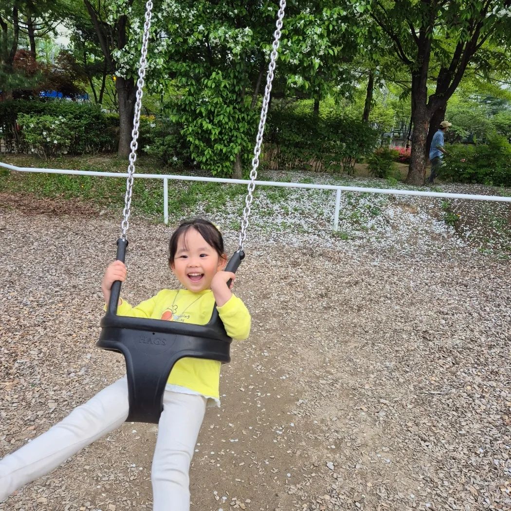 아빠랑 같이하원하고 놀이터♡

재밌어하니 다행이네~

#아빠좋아 #놀이터삼매경 #스릴을즐기는아기 #쥐띠아기