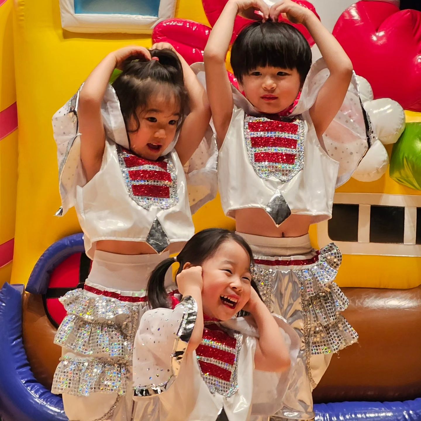 삼남매가 함께여서 더 소중했던 발표회♡
셋다 너무너무 기특하고 대단하다 정말루 !!!
내년은 얼마나 더 멋지고 예쁜 모습을 보여줄지
벌써부터 기대가 한가득 😍😍😍

너무 예쁘다 귀요미들 🥺🥺

#지중해별들의축제 #지중해키즈리더어린이집 #재롱잔치 #발표회 
#일상 #소통 #좋반 #팔로우 #팔로우미
#맞팔 #맞좋 #일상 #좋아요꾹 #좋아요그램
#likefoefollow #lfl #fff #f4f #TBT
#follow4follow #like #likeforlikes #like4like