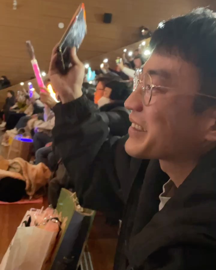 오늘은 오전오프라 집에 앉아있는데 따오니 동영상 보다가 학예회영상 정주행하고 보는데 눈물영상잌ㅋㅋㅋㅋㅋㅋ 뚜둥 이걸 올린다는게 너무 늦게 올렸네용 🥹🥹 올해 6세 학예회가 또 기다려지네요 
그땐 따온애비는 오열하지않을까.. 조심스럽게 예상해봅니다 ㅋㅋㅋㅋㅋㅋ 
#5살아들 #5살학예회기록 #유치원행사 #육아기록 #아빠와아들