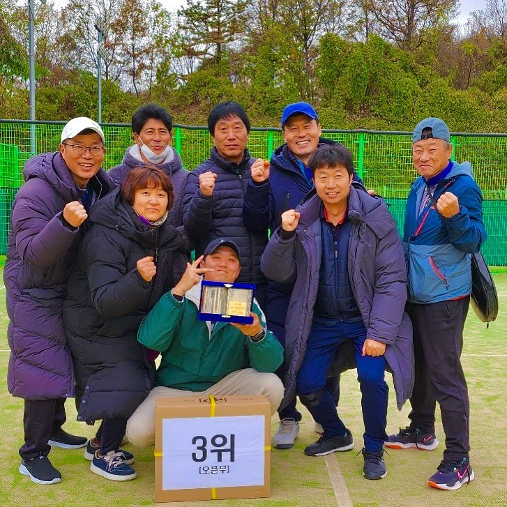 청주시장기 생활체육테니스대회 오픈부(단체전)

#오랜만에 #본가 #청주시단체전 #최사장님과함께 #부자조로 #참가완료 #콩여사님의내조로 #간신히버팀 #운동하는남자 #운동하는여자 #테니스치는남자 #테니스치는여자 #테니스가족 #테니스커플 #테니스부부 #청주원흥이 #청주원흥이테니스클럽 #윌슨 #르꼬끄 #최기현지 #이천쌀주먹 #tennisplayer #tennisfamily #tenniscouple #tennis #wilson #lecoq #🎾 #🐥❤️🐻