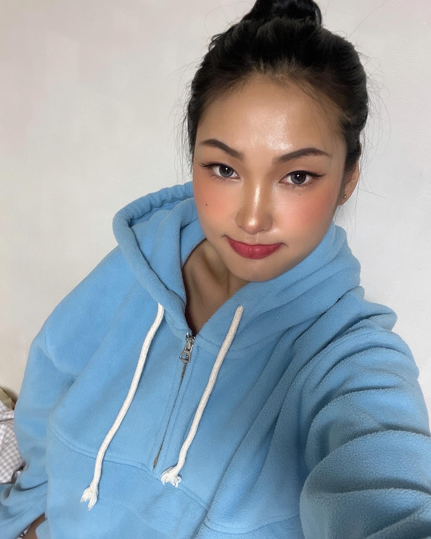 #협찬 늘 직경 작은 렌즈만 고집하는데 가끔 사이즈 큰 렌즈나 투톤 렌즈 끼면 엄청 순둥순둥 다른사람 같은 나👂🏼여워?????😀 
#마이피픈 #피픈 #투톤렌즈 #빅사이즈렌즈 #무닝벤티애쉬 #그레이렌즈 #윤슬렌즈 #렌즈추천 #컬러렌즈 #코덕 #뷰티