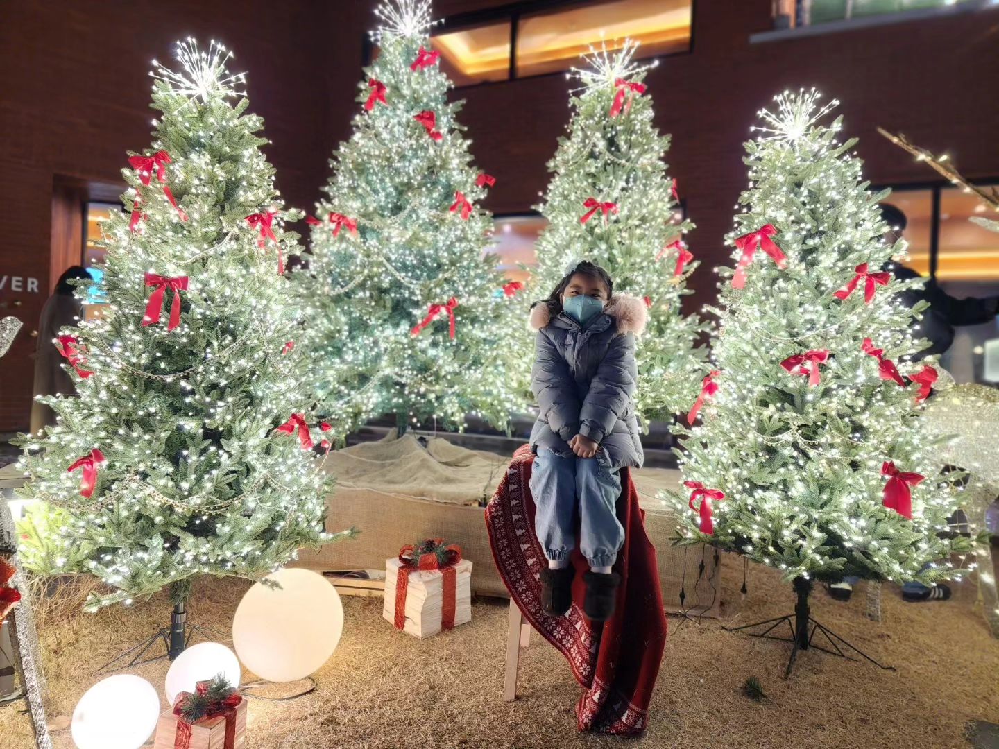 .
#올오버
#크리스마스트리🎄 

엎어지면 코닿는 올오버-

오픈했을땐 자주갔었는데
지금은...😶

이번에 설치된 트리가 이쁘대서
출동했지만
초저녁인데도 불구하고 (저녁6시)
맛잇는 빵과 케잌은 ...솔드아웃 🍰 

#그래서슬퍼쪄ㅜㅜ

그래도 집앞에 이쁜카페가(?? 있는덕에 
올해 크리스마스 트리샷은 남겼네🎄

메리크리스마스🎅
해피뉴이얼🖤

근대 똥떠하? 너 왜케 부끄러워하냐?
ㅋㅋㅋ

#68개월아기#6살아이#서하랑책육아#서하맘책놀이#서하맘책육아#서하맘놀이#책육아소통#책육아맘#책육아#육아소통#서하맘#황금개띠맘#김해맘#명지맘#장유맘#육아소통