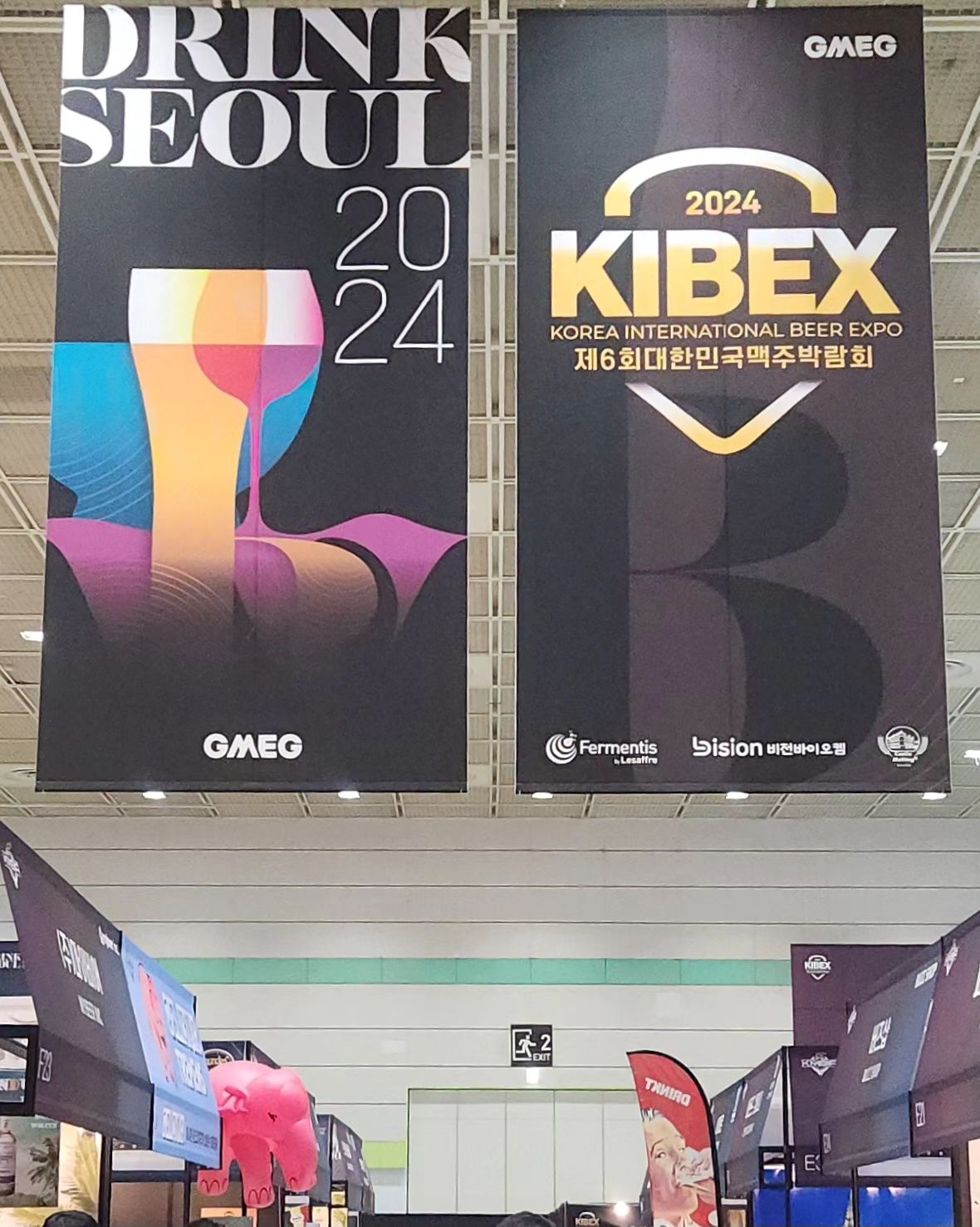 2024 대한민국맥주박람회 X 드링크서울에 다녀왔습니다!

4/11~13에 코엑스에서 열렸던 이번 박람회는 한국에서 구할 수 없는 맥주들을 시음하고, 아직 출시하지 않은 제품들도 함께 맛볼 수 있었습니다. 여기에 대회, 세미나, 컨퍼런스 등의 볼거리와 여러 페어링이 가능한 푸드까지.. 내년이 더욱 기대되었습니다.👍

또한 집에서 술을 즐기는 입장에서 맥주는 한캔씩 배부르게 먹어야해 맥주끼리의 맛을 비교하기가 쉽지 않았는데, 이번 박람회에서 종류별로, 재료별로, 나라별로 조금씩 즐길 수 있어 좋은 공부가 되었습니다.📖

그래서 개인적으로 젤 좋았던 술은… 피넛버터를 넣어 만든 스타우트를 버번배럴로 숙성시킨 맥주였습니다. 한병에 3만원이 넘는 사악한 놈이었지만 너무 맛있어서 4병남은거 3병 사버렸습니다.😍🍺

제 주 주종인 칵테일과 위스키는 거의 없었던건 아쉬웠지만 그만큼 저와 여러분에게 색다른 경험을 선물해준 것 같습니다. 

약 두달 전부터 시작된 서포터즈 활동도 막을 내렸습니다. 홈텐더로서 원래 집에서 주로 술을 즐기다가 이렇게 좋은 기회가 있을 때만 대외적으로 활동을 하는데, 이렇게 뜻깊고 재밌는 홍보활동의 기회를 주신 Kibex와 Drinkseoul  관계자분들께 감사드립니다.🙏

drinkkorea_official kibex2024
#대한민국맥주박람회 #KIBEX #드링크서울 #DRINKSEOUL #주류박람회 #코엑스 #코엑스전시회 #로컬드링크 #술스타그램 #전통주 #와인 #칵테일 #맥주 #막걸리 #스피릿 #브루어리 #양조장 #홈텐더 #홈텐딩