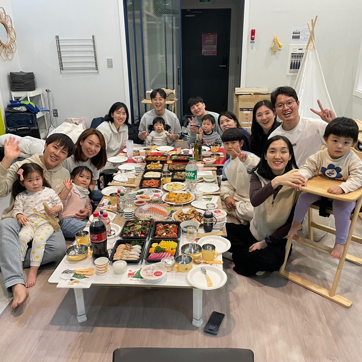 23.12.16. 구남매모임 15주년

9남매가 각각 짝을 이뤄 7부부가 되고
이쁜 자녀들까지 낳으니 
이제 다 모이면 20명이 넘는 대가족모임.

사는지역도 
다니는교회도
살아가는 방식도 
다 달라졌지만
15년전 그대로의 편안함이 있다.

참 귀하고 감사하다. 

#ykd #구남매