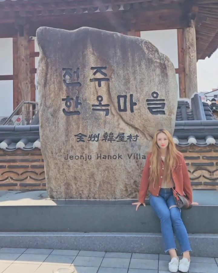 한옥마을가서 한복 처음으로 입어보고
그저 기분좋은날😆
"
#휴가 #직장인 #전주 #전주한옥마을 #한복체험 #가을 #데일리룩 #청바지 #관광 #헤어 #염색 #렌즈 #미용 #일상복귀중 #컴백 #악세사리 #셀피 #셀기꾼 #셀피족 #훈녀 #흔녀 #전주여행 #전신샷 #ootd #likeforfollow #like4like #트렌드