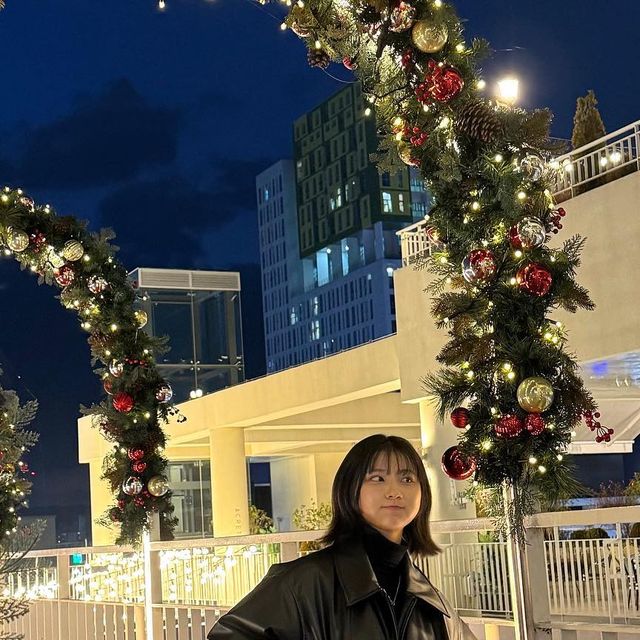 조혜인 on Instagram: "#협찬 @vivabrown_official 연말분위기와 너무 잘 어울리는 은은한 광택감의 고급스러운 레더 패딩 소개함미다🧚🏻‍♀️ 키 작은 저에게 가죽패딩이란 아빠옷 입은
