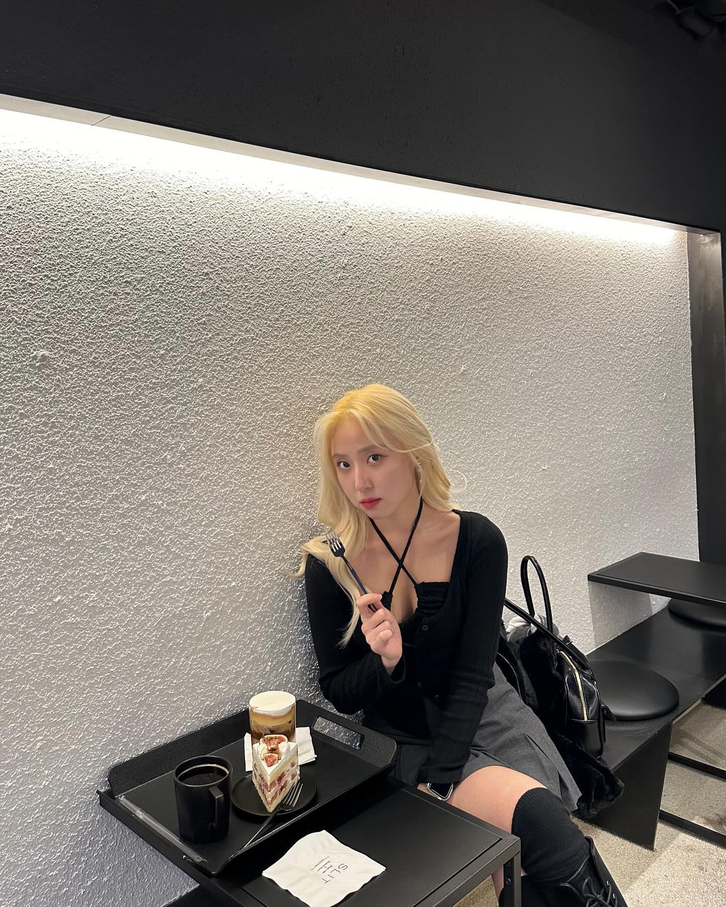 🌗
+12/4/2023+
☕️🍰🖤