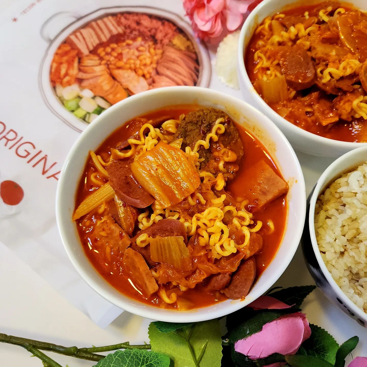 압구정로데오 맛집에서 만든 진한 국물이 일품인 간편하고 맛있는 부대찌개 밀키트🤩
#협찬 #스튜부대

며칠전에 의정부 30년 전통의 부대찌개집을 운영한 장인으로부터 이어져온 부대찌개 집의 밀키트를 먹어보았다🥰

수제로 만든 소시지와 소고기 다짐육이 올라간 부대찌개는 재료들이 모두 부드러워서 목넘김도 편하고 무척 맛있었는데😆

국물이 정말 선명한 색상이라서 엄청 먹음직스러워 보이고 맛도 보이는 만큼이나 진해서 라면사리하고도 찰떡이다❤

워낙 포장이 꼼꼼하게 밀봉 되어있어서 캠핑이나 놀러 갈때 먹어도 좋을 것 같고 집들이나 누군가를 초대했을 때 대접해도 손색없을 맛이었다☺️

매장에서 끓여먹는 것처럼 너무 신선하니 맛있었다💘

💟 부대찌개
💟 스튜부대
💟 네이버스토어

#업체로부터제공받은제품입니다
#부대찌개밀키트 #캠핑요리추천 #밀키트추천 #간편요리 #메뉴추천 #캠핑요리 #글램핑음식 #캠핑준비물 #부대찌개레시피 #부대찌개재료 #먹팔해요 #먹스타그램🍴