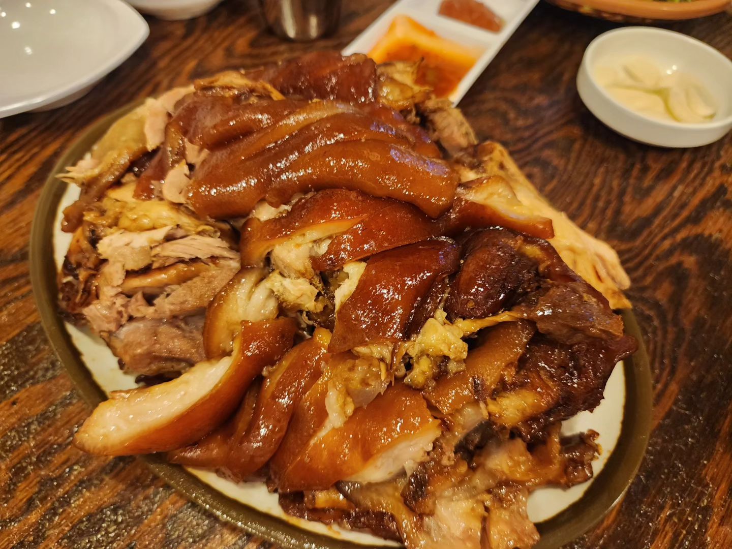 #뽕나무쟁이족발 
진짜 오랜만에 뽕족❤️
왜 더욱더 맛있어진 느낌이지💕
윤기가 좌르르르 😋😋😋
고기도 담백하니🤩🤩🤩
껍데기도 쫄깃쫄깃 👍👍👍
막걸리와 새로로 달료🏃‍♀️🏃‍♀️🏃‍♀️
.
.
.
#뽕족 #선릉맛집 #선릉술집 #선릉역맛집 
#족발맛집 #족발스타그램 #족발 #족발집
#선릉역족발 #먹스타그램 #먹스타소통 
#맛스타맞팔 #맛집그램 #맛스타소통 
#맛스타그램 #먹팔맛팔 #먹스타