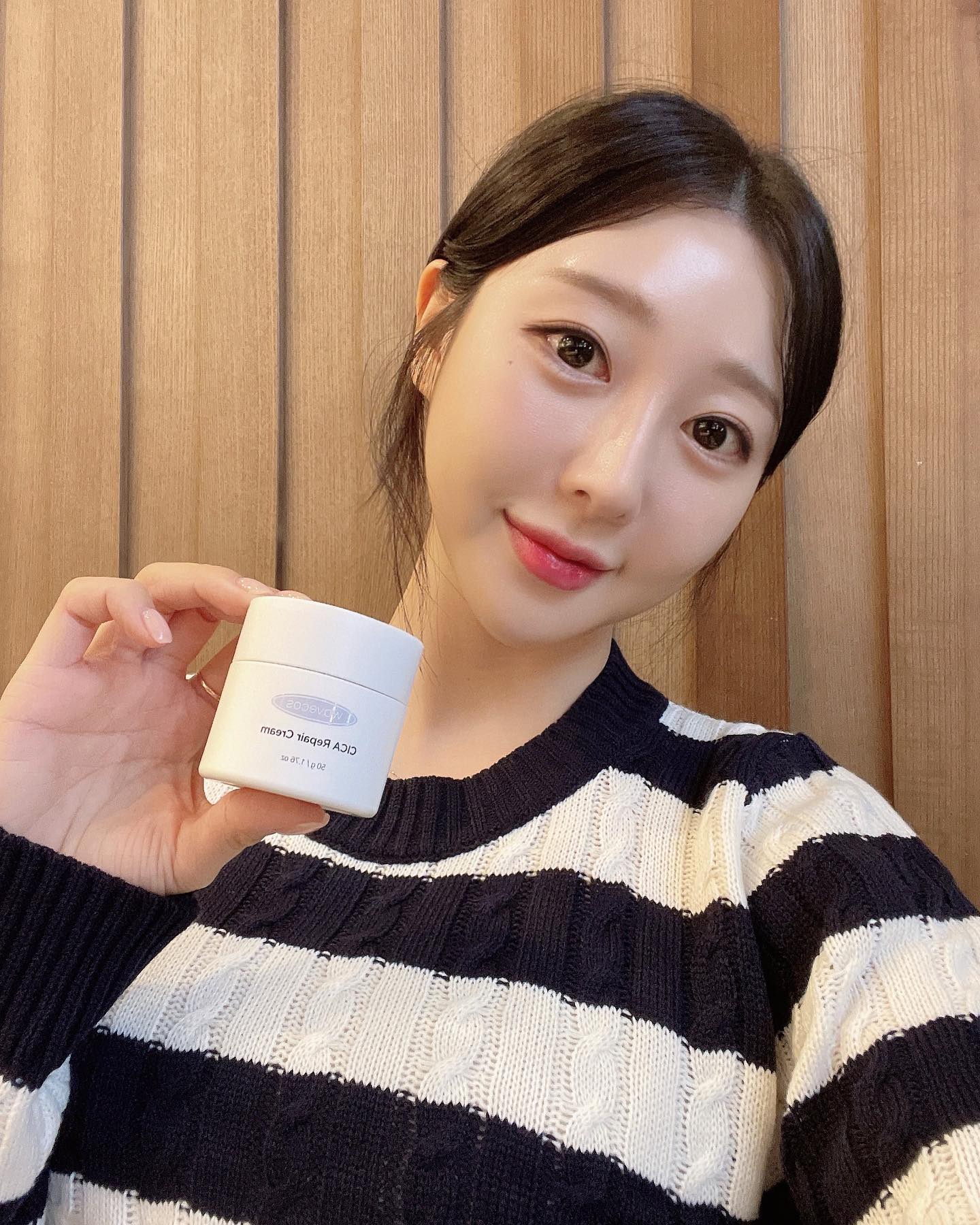 #협찬 #광고

날씨는 점점 쌀쌀해지고 피부는 점점 건조해지고
그래서 웨이브코스에서 나온
병풀추출물이 함유된 겨울철 보습감과 
진정에 좋은 시카 리페어 크림을 써봤어요💜

650,000ppm의 병풀추출물이 피부재생 과 
항균 , 항산화 , 그리고 피부톤 개선까지
웨이브코스 시카리페어크림 진짜 강추입니다🥹
⠀⠀
✅웨이브코스는 주름개선기능성화장품으로 
급 민감해진 피부를 빠르게진정시켜줘요!속당김부터 예민해진 피부를 진정시키는데 최고!
아침저녁 데일리로 사용하기에도 너무 좋네요💜

-
-
-
#웨이브코스 #wavecos #보습크림 #시카리페어크림 #진정크림 #스킨케어#주름개선기능화장품
#피부재생 #항균#항산화