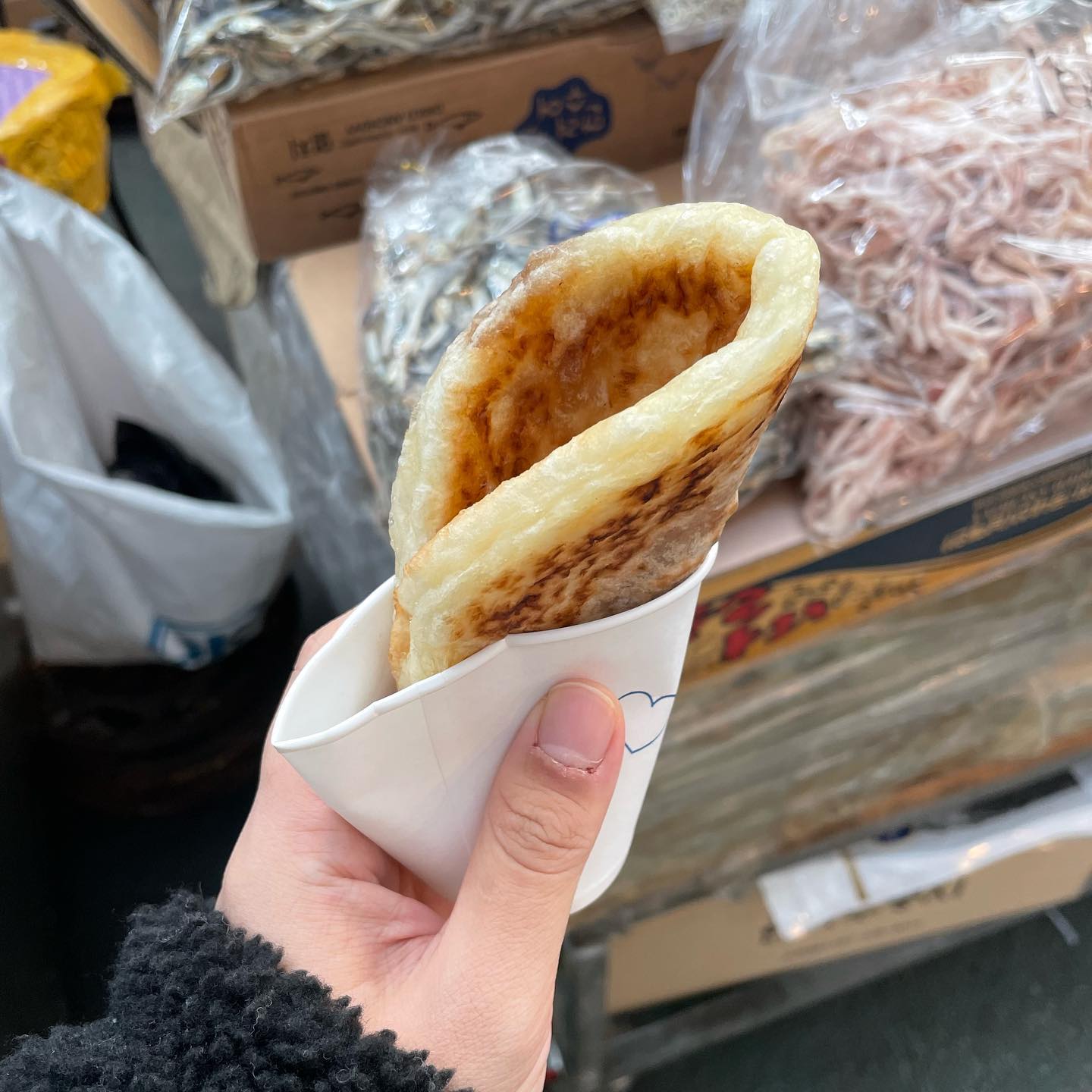 #관문시장 #대구관문시장맛집 

호떡이 너무 먹고 싶어서 시장으로 달려갔어용 ! ㅎㅎㅎㅎㅎ요즘에는 길가에 호떡 파는곳 찾기가 너무 힘들어요 😂 ㅎㅎㅎㅎ 관문시장에 가니 호떡 파는곳이 3곳 정도 있는데 저는 여기 호떡이 맛있어보여서 바로 달려가서 바로주문!! 역시!! 너무 맛있오!! 겨울에는 뜨거운 호떡 최고👍 

#쏘내맛집추천 #대구호떡 #대구관문시장 #관문시장호떡 #대구관문시장호떡 #호떳맛집 #대구호떡맛집 #대구남구호떡 #서부정류장맛집 #대구서부정류장맛집