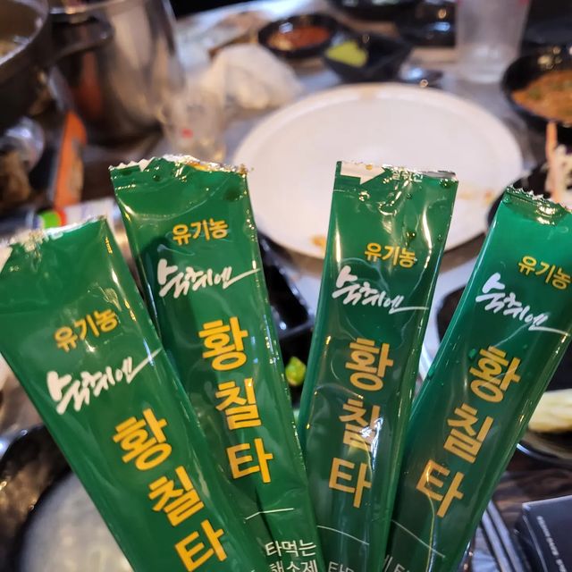 김민채 on Instagram: "#협찬 #황칠타

첫 사진 찐 후기사진 아니냐며ㅋㅋㅋ
요새 숙취 너무 심해서 술 제대로 못먹은지 진짜 오래된거 어뜨케알고 황칠타에서 이렇게❤️
원래 술마실때 숙취해소제 아예안먹었는데 인삼나무인 황칠나무로 만들었다구 하고 이제는 먹어여하는 나이가 된건지 자꾸만 찾게되는 ㅜㅜ 오래만에 황칠타믿고 둘이서 달려봤어요! 1차에서만 4병❗️ 다음날 큰일나는거 아니나며 일단 취한채로 2차도 타먹으면서 더 먹어버리기~

술에 타먹으니까 약간 약주같은 느낌이 굉장히 많이들었어요! 약물먹는느낌,,, 알코올향 거의 안나서 계속 먹게되는 이상한,, 둘이서 술 많이마시고 기억이 없어졌지만? 다음날 숙취 거의없음. 매번 토하고 할죙일 힘들어하는 예전의 나에 비해 숙취가 거의 제로가 됐다구여❗️

황칠타의 재료는 황칠나무라고 해요! 나무계의 인삼이라규 인삼나무라고도 한대용 그리고 20년 이상된 나무만 사용하는 황칠타!! 타먹으면 약주되는게 맞는거같은데,,? 

황칠나무는 항암,항염, 항균, 당뇨, 간기능개선, 항산화작용, 면역력증진, 항고지혈증, 남성 성기능 개선 및 대장질환 예방 및 개선, 암세포 억제 등 다양한 효능이있으니 어쩔수없는 술자리가 있는 경우 같이 먹어도 좋을거같아요! 인삼나무란 말이 괜히 있는게 아니겠죵? 

술에 타먹어도, 다음날 물에타먹어도, 안주만들때 잡내제거로도 다 괜찮으니 우리 직장다니는 분들은 먹어보자구요!!"