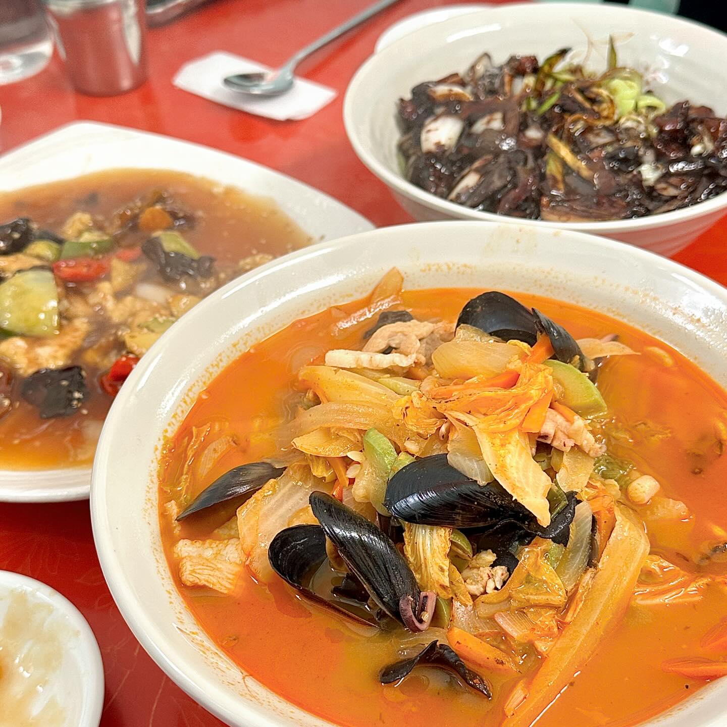 ⠀⠀⠀⠀
📍상주, 세천반점
⠀- 매일 08:00 - 22:00
⠀- 포장, 주차가능

짬뽕 , 간짜장, 찹쌀탕수육(소) 주문 🙌🏻

탕수육소스에 목이버섯, 당근, 양파, 오이 등등
재료가 다양하게 들어있어서 완전 맛없없 소스랍니댜 ..🫶🏻
​
뽀인트는 상주 특산물 곶감도 들어있다는거 ㅋㅋㅋㅋ
웬 곶감이지!!! 싶었는데 의외로 잘 어울리더라고요?!
달달쫀득한게 탕수육에 곁들여먹으니 식감폭발

채소 가득 들어간 간짜장 🤎
​
특이하게 면발이 초록초록했는데
부추로 만든 면이라고 하시더라구오 ?!
밀가루면보다 몸에 좋을거같은 느낌적인 느낌 👍🏻

​짬뽕에도 해산물과 채소가 한가득 들어있어오 !!
맑지않은 진한 느낌의 짬뽕국물 좋아하는데
국물도 딱 내 서타일 ..♥️

⠀⠀⠀⠀
#세천반점 #상주중식맛집 #남적동맛집 #남적동중국집
#남적동중화요리 #상주맛집 #상주중국집 #상주세천맛집 #윶잇냠_상주