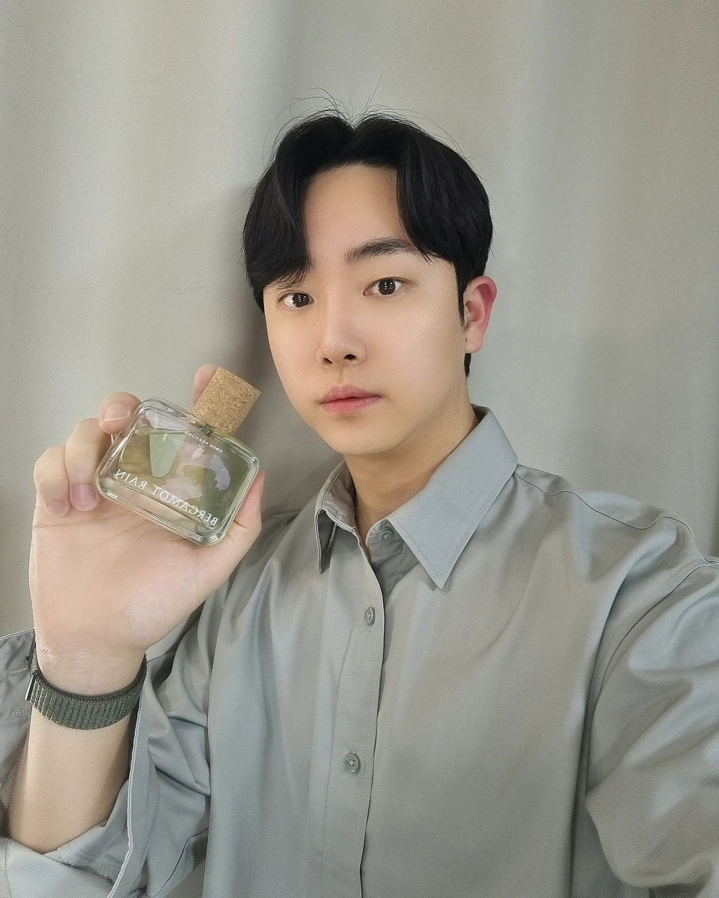 #협찬

요즘 너무나도 핫한 덱스님이 모델로 있는 오브제 브랜드에서 좋은 향수를 제공 받았습니다:)

베르가못 레인, 재즈 머스트, 스모키 레더 
3가지 향이 있는데 제가 선택한 향은 베르가못 레인 !! 

신선한 분위기의 시트러스 그린 향 되게 시원하면서 달달한 느낌의 향수로 4계절 내내 사용해도 좋은 향이에요 !! 

오브제 향수는 120년 역사의 세계 4대로 손꼽히는 스위스 향료사의 프리미엄 향료를 사용해서 8시간 이상 지속되며 오랜 시간이 지나도 깊고 풍부한 잔향감을 경험할 수 있는 최고의 향수 !! 

다가오는 크리스마스 남자친구 선물로 주기에도 좋은 아이템 같네요 ㅎㅎ 
.
.
.
#오브제향수 #오브제퍼퓸 #덱스향수 #남자향수 #남자향수추천 #남자향수선물 #남자친구선물 #향수추천 #향수선물
