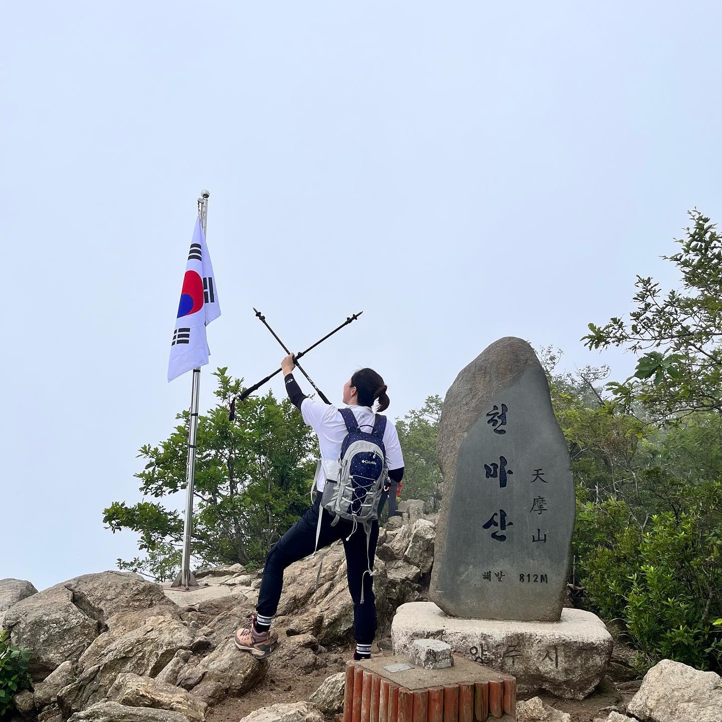 EP12.천마산 812m⛰️

📍천마산 군립공원 주차장-관리소-깔딱고개-정상(원점회귀)⛰️

🔺출발 6:15
♦️정상 7:50 (휴식10)
🔻완등 9:20
⛰️812m
 
일출뷰가 좋기로 소문난 천마산 등산!

비온 뒤라 있는힘껏 습하고 터운탓에,
올라가기 전부터 온갖 벌레들이 시야를 방해했다

덥고 습하고 벌레많거 힘들어도 정상에서 라면먹을
생각에 보온병에 물도 가득담아 열심히 올라갔지만
정상에서도 벌레들이 있는힘껏 반겨줘서 실패🤣

생각보다 너무 힘들어서 당장 내려가고 싶었지만
역시나 정상을 찍어보면 올라오길 잘했다는 생각‼️

#천마산 #천마산정상 #남양주등산 #여름등산 #오등완 #ㅇㄷㅇ #등산 #등산스타그램 #k2 #등산룩