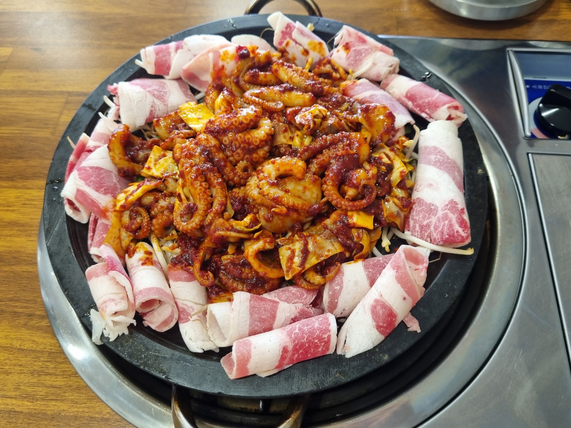 신랑이랑 자전거타고 팔공산 가서 맛있는 점심 먹고 오기~~^^
먹기 전 운동해야 양심에 덜 찔리니깐^^;;;

오늘의 픽은 파계사 앞 스타벅스 건너편에 위치한 #팔공산맛집 #아리찬쭈꾸미
쭈꾸미 2인분에 우삼겹 2인분 추가
셀프볶음밥은 필수~!

정말 맛있게 잘 먹었다^^
역시 운동 후 먹는 밥이 세상 제일 꿀맛~!

#팔공산쭈꾸미
#팔공산한식
#대구팔공산맛집
#팔공산밥집
#팔공산쭈꾸미맛집
#대구쭈꾸미맛집
#1인1계란찜