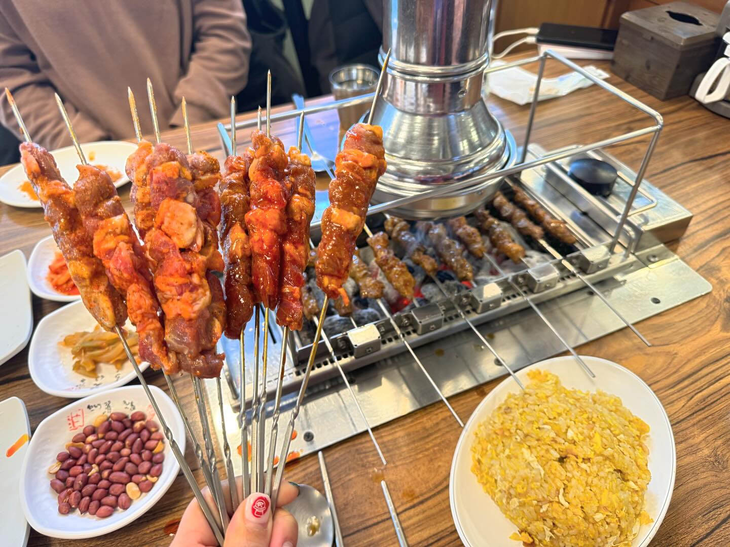 #❤️ #협찬 
중국의 맛을 느끼는 곳🍽️

🇨🇳연옥양꼬치🇨🇳
📍서울 광진구 동일로18길 42 연옥양꼬치
⏰매일 11:00 ~ 24:00
📞02-461-9368
✔️예약, 포장, 남/녀 화장실 구분, 단체 이용 가능
📺생방송투데이 2450회, 19.11.15.2019년 11월 15일 양꼬치
📋MENU📋
 양꼬치 15,000₩
 마라 양꼬치 16,000₩
 지삼선 14,000₩
 계란볶음밥 7,000₩
 옌징 맥주 7,000₩

 세상에 맛있는 음식들은 많고 많지만, 그 음식의 첫 기억을 잊지 못하는 음식은 몇 없는 것 같다.
 그 중하나가 바로 양꼬치인데, 소, 닭, 돼지 고기 정도를 일상적으로 먹던 고기덕후인 내가 양고기를 처음 맛봤을 때 그 육즙에 느낀 충격이 작지 않았다.
 양고기는 어떻게 다루는지에 따라 냄새가 나거나 맛이 이상한 경우가 있는데 그럴 땐 바로 건대로 달려가면 된다.

 건대입구역 앞 자양동 중국음식골목에는 화교분들이 운영하는 맛있는 양꼬치 전문점들이 있는데, 그 중에서도 가성비가 좋은 연옥 양꼬치에 다녀왔다.
 양꼬치는 기본과 매운맛을 함께 먹을 때 더 행복한 법!
 부드러우면서도 육즙이 가득한 양꼬치를 기계에 돌돌 돌려 먹는 기분이 너무 좋았다.

 가지튀김 덕후는 그냥 넘어갈 수 없는 지삼선!
 가지 뿐만 아니라 튀긴 피망과 감자 모두가 그 소스와 굉장히 잘 어울려 식욕을 제대로 자극했다.

 웍에서 높은 불에 볶은 중식 볶음밥은 중식 제대로 하는 전문점에서는 무조건 주문해야하는 메뉴!
 한 알 한 알 고슬고슬 볶아진 밥이 입에서 환상의 하모니를 자랑했다.

 칭따오, 하얼빈 뿐만 아니러 더 특별한 옌징맥주까지 곁들이니 세상이 행복해지는 기분!
.
.
.
.
.
#연옥양꼬치 #건대양꼬치 #건대양고기 #건대양갈비 #건대탕수육 #건대가지튀김 #건대입구양꼬치 #건대입구양고기 #건대입구양갈비 #건대입구가지튀김 #건대입구역양꼬치 #건대입구역양고기 #건대입구역양갈비 #건대입구역탕수육 #건대입구역가지튀김 #자양동양꼬치 #건대양꼬치맛집 #자양동양꼬치맛집 #서울양꼬치맛집 #광진구맛집 #광진구양꼬치맛집 #건대양꼬치맛집 #자양동맛집 #건대맛집 #먹스타 #먹팔맞팔 #🍽️ #사진 

#ezc_맛집_중식
