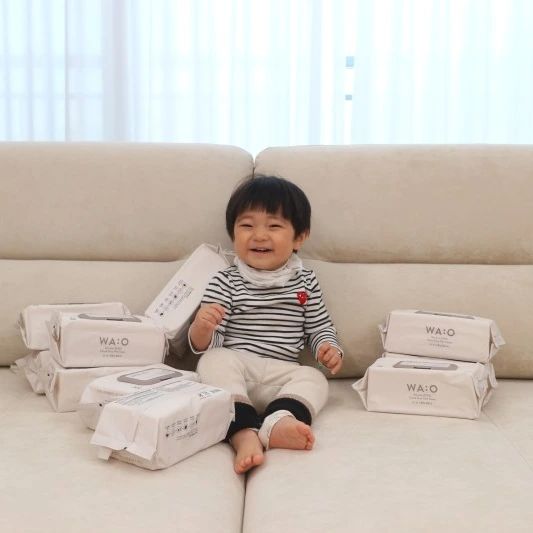 #협찬
큰 아이는 유치원, 둘째는 어린이집
학기마다 원에 보내기도 하고요.
집에서 급할 때 종종 사용하게 되는 물티슈🥹
없이는 못살쥬
이사오고 나서는 갬성 가득한 소품 하나하나 신경쓰고 있는데요.
블루마마에서 감성넘치는 디자인의 물티슈가 출시되었어요🫶
두가지 타입으로 나왔어요
👉구름빛
아기와 엄마가 함께 사용 할 수 있어요!
병풀 추출물과 바다속 어패류나 해초류에서 추출한 마린 콜라겐이 함유되어 있어서 아이 입가, 손은 물론이구요!
엄마 화장 후 클렌징 용으로도 사용이 가능해요🫶❤️
저도 퇴근하고 사용해봤는데 촉촉함이 다르고
요즘 같은 건조한 계절에 딱인거 있쥬🤭

👉풀빛
아기 용변 후 엉덩이 닦아주기는 물론
식사 전 후로 입,손 닦기 좋아요!
아보카도 🥑열매 추출물, 파파야 열매 추출물이 함유되어 있어 사용 후 피부가 쉽게 건조하지 않고 부드럽고 촉촉하게 닦여요

먹는 물보다 깨끗한 정제수11단계 필터링 시스템
평량 70의 도톰함이 있어 한장만으로 오우케이!
유해물질 불검출테스트 완료!
피부자극테스트 패스!
블루마마의 단독개발인 발리콘 원단으로 만들어진 물티슈!
(발리콘 원단이란?
보리알을 닮은 발리콘 원단은 촘촘하고 짜임새있는 패턴 원단 사이 공기층이 있어요!
뛰어난 수분 흡수력, 숨 쉬는 듯한 쿠션감까지 :)❤️)

어디에 두든 인테리어를 해치지 않고
와오 그 자체가 인테리어가 되는 마법🤭
물티슈 대신 와오하세요❤️
#유아물티슈 #도톰한물티슈 #와오물티슈 #아기물티슈 #물티슈추천 #출산준비물 #육아필수템 #외출필수품 #어린이집준비물 #유치원준비물