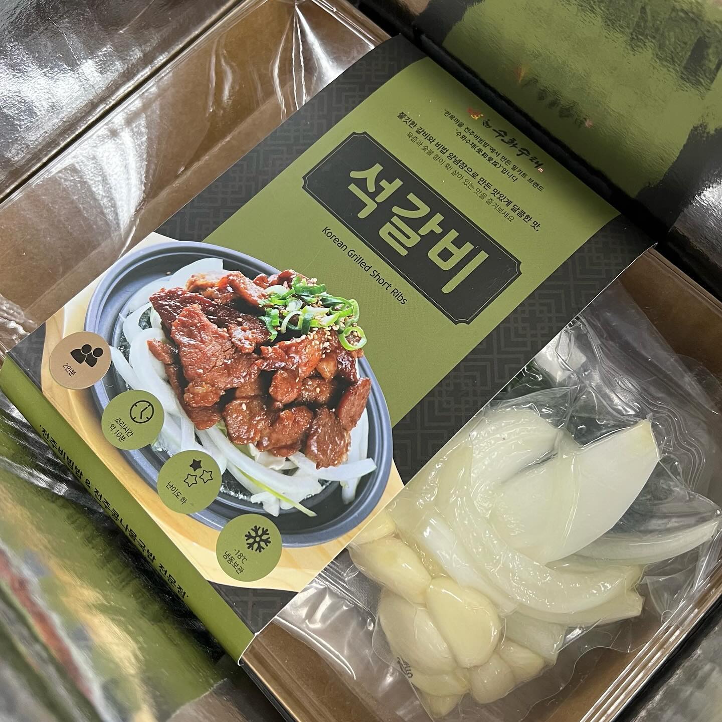 #협찬
석갈비가 이렇게 맛있는 거였다니! *.*

전국 60여개 매장에서 인기를 얻고 있는 마늘석갈비가
집에서 편하게 먹을 수 있도록 밀키트로 제조되었다 해요!

제가 구매한 곳은 ’한옥마을 비빔밥‘ 스마트 스토어인데요,
전주 작은 식당에서부터 시작되서
46년 전통 레시피를 계승해서
전주 비빔밥의 참 맛을 더한 기업입니다!

32번의 테스트를 통해 만들어진 특제양념소스!
그리고 24시간 저온숙성하여 더 부드럽고 진한 맛을
구현해냈습니다!!!!!

아이부터 어른까지 다양한 연령이 함께 즐겨도 좋고!
밀키트로 만들어져 집, 캠핑장!
어느 곳에서도 자유롭게 즐길 수 있어서 좋을 것 같아요!

맛보시면 아시겠지만,
2021년 한식 프랜차이즈 어워즈 1위도 수상한
찐 맛집이랍니다!

맛있는 음식 같이 주문해서 먹어보아요! :)

https://smartstore.naver.com/bibimbap_/products/7819144857

#마늘석갈비 #캠핑요리 #혼술안주 #혼밥족
#먹스타그램 #맛스타그램 #먹방 #맛집 #맞팔
