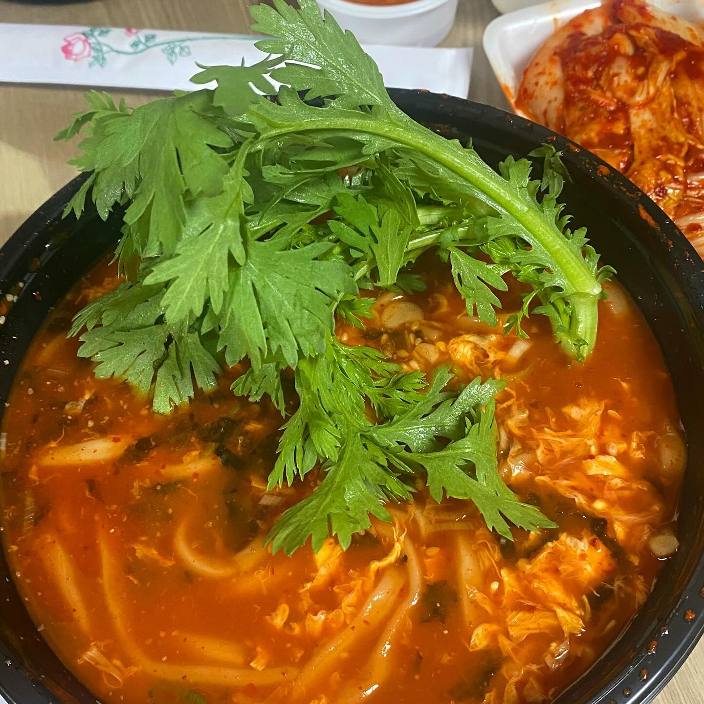 드.디.어 공주칼국수를 먹었!!! 🥹 서울에 파는 곳 아시는분 정보 좀 쥬세욧 🙏🏻 가끔 이거 먹고싶어서 빨간칼귝수 시켜먹어도 이 맛이 안남….🥹 #공주칼국수 #대전공주칼국수 #중리공주칼국수 #얼큰칼국수