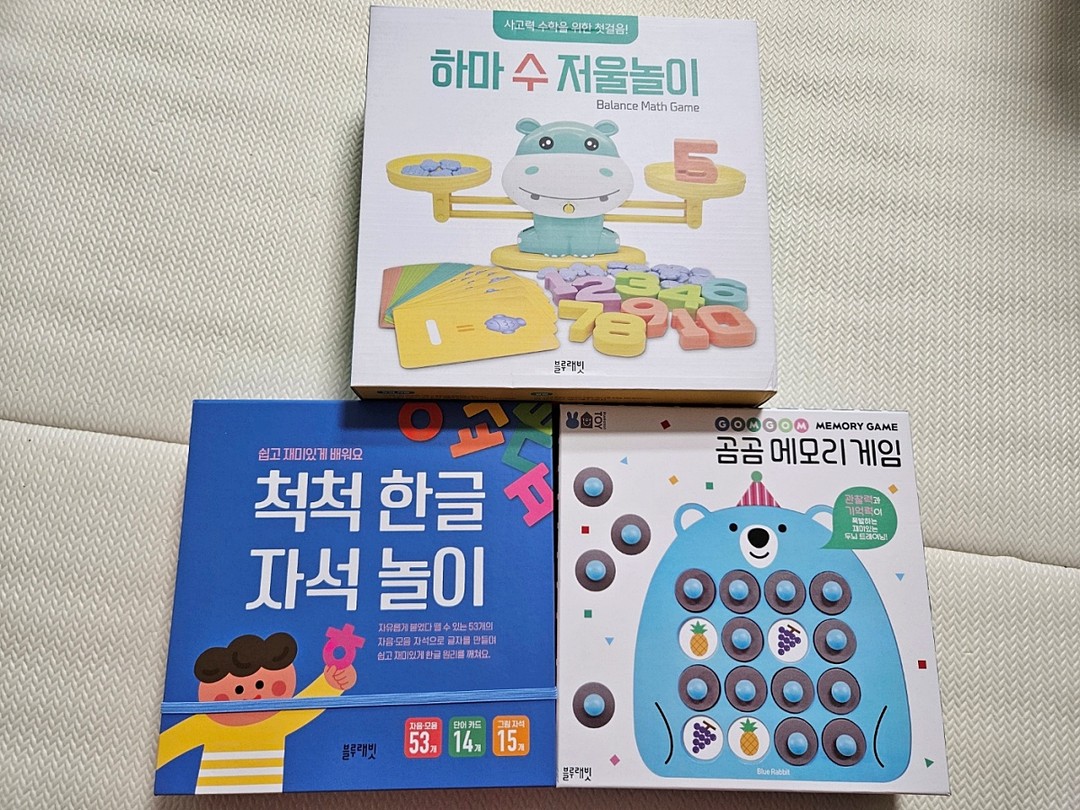 #협찬

무더운 여름, 올 해 여름은 정말 역대급 더위였죠. 잠깐만 외출해도 땀이 줄줄 나고 선크림을 바르고 또 발라도 살이 금방 타는 바람에 올 여름은 정말 보내기 힘드네요.
그런 여름에 우리집에서 아이와 함께 즐거운 시간을 보내게해준 블루래빗 캥거루스쿨. 블루래빗 캥거루스쿨의 교구는 가장 크게 수학, 한글, 창의 3가지로 구분되거든요. 그 중에 하나씩 골라서 아이와 재미나게 노는 모습을 보여드리려고해요^^

곰곰 메모리 게임은 쏙쏙 뚜껑을 열어 같은 그림을 찾는 두뇌 트레이닝 게임으로 여러 그림을 비교, 관찰하는 과정을 통해 인지 능력이 발달하고, 그림의 위치를 외워 짝을 매칭하는 놀이를 반복하며 집중력과 기억력이 폭발적으로 자라는 게임이랍니다!
원하는 주제를 정해 곰에게 끼워주고 모래시계를 뒤집고 1분동안 그림의 위치를 외우고 자기 차례에서 뚜껑 두개를 열어 같은 그림을 찾아서 최종적으로 뚜껑을 가장 많이 모으는 사람이 이기는 게임으로 아이의 창의성, 집중력, 기억력이 점점 자라나는게 느껴지고 아이도 게임으로 접근하니까 정말 재밌어하네요^^

척척 한글 자석 놀이는 칠판 그림이 그려진 놀이 박스에 자음, 모음 자석을 붙여 한글 낱말을 만들어 보고, 자음과 모음을 조합하여 글자를 만드는 한글의 원리에 맞게 자석으로 쉽고 재미있게 한글을 배울 수 있어요.​

하마 수 저울놀이는 귀여운 하마 저울에 숫자와 물고기를 올려 놓아 균형을 맞추면서 카드를 보고 왼쪽, 오른쪽 접시의 수평을 맞추며 저울의 원리를 이용해 쉽고 재미있게 숫자와 덧셈, 뺄셈을 익히기때문에 아이가 놀면서 재미나게 수학적 사고력을 기를 수 있어요.

어떤 교구든 다 재밌고 유익한 블루래빗 캥거루스쿨로 재미나게 집에서 활용해보세요^^

#캥거루스쿨 #캥거루한글 #캥거루수학 #캥거루창의 #블루래빗 #유아전집 #전집추천 #블루래빗전집 #유아학습프로그램 #CJ온스타일