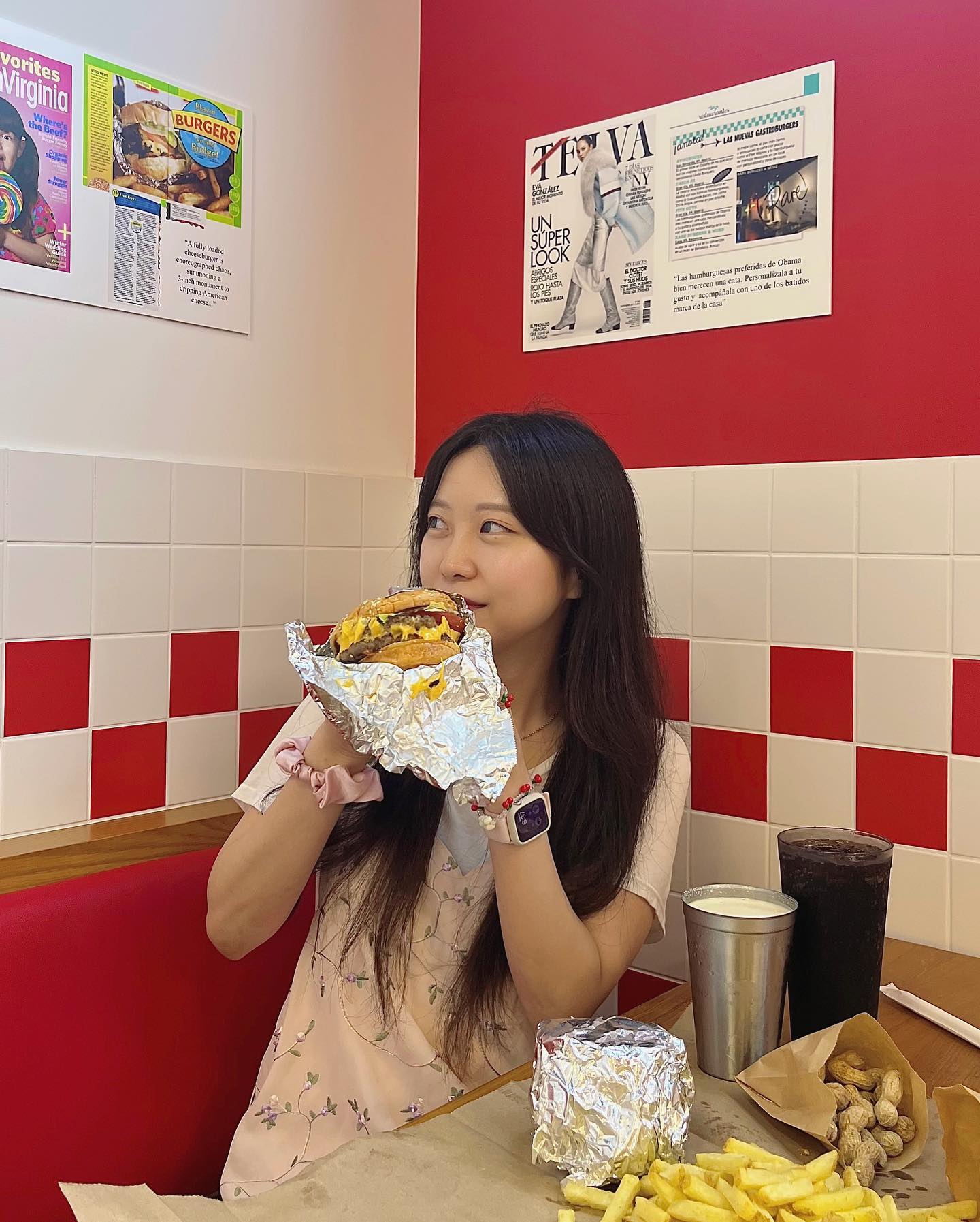 🍔🍟🥜💗#파이브가이즈 
#소라치팅 지난 주, 파이브가이즈 
오픈 4일차날 5시간 웨이팅 후 먹었어요!
매장 앞 테블릿으로 테이블링 걸어놓구
근처 카페 들렀다가 오는걸 추천😗

🍔햄버거 
냉동재료를 쓰지 않아 싱싱하고 푸짐해요. 
치즈버거 시켰는데 더블패티라서 왕푸짐!
소식하시는 분들은 리틀 주문하세용 
저는! 대식가라서 아묻따 더블패티ㅎㅎ
햄버거가 넘 커서 한입에 넣기 힘들어요🫶

🍟프라이즈
너무 고소했던 파이브가이즈 스타일 감튀!
땅콩기름에 튀겨서 고소함이 남달라요 
케이준스타일보다 감자와 땅콩오일 
특유의 고소함을 느낄 수 있어서 좋았어요. 
후기 찾아보니 둘이서 리틀 충분하댔는데 
저눈 모자랐어요ㅠㅠ 담엔 레귤러로 고고!

🥛밀크쉐이크
저는 베이컨과 피넛버터만 넣었는데 
단짠조합이라서 감튀 찍어먹기 굿굿! 
휘핑크림을 깜빡해서 다음에 방문하면 
꼭 휘핑추가하기루..ㅎㅎ

🥜땅콩맛집
땅콩은 매장에서 무한리필 쌉가넝! 
짭쪼름해서 맥주안주로 좋아요
땅콩무덤 만들고와써요🐿️

👍요렇게 5만원 정도 나왔어요
미쿡버거라서 택스가 10%붙더라구요! 
(팁은안받아서 다행인가요ㅎㅎ)
비싸지만 왜 인기있는지 알것같아요!
개인적으로 맛있었어요><
#굳이데이 라고해서 친구랑 
굳이 비오는 날 굳이 5시간 웨이팅해서
먹구왔는데 치팅데이 메뉴로 제격이었어요😍