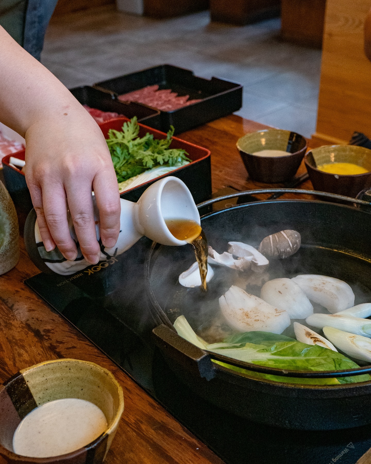 -

▫관동식, 관서식 스키야키 무제한 코스 있음 🥩
▫우리는 관서식으로 짭쪼름한 간장 소스에 자작하게 조려서 먹음!!👍
▫고기들은 부채살, 알목심 삼겹등 다양하게 많아서 좋았음 ▫셀프코너는 각종 야채, 구운두부, 어묵등 다양했음!! 버섯 최고!!

📍몫몫 서면점
🏷️ 부산 부산진구 동천로95번길 11 2층
⏰ 11:30 - 22:00 (브레이크타임 15:30~17:00)
☎️ 0507-1432-3870 .
.
.
.
.
#부산 #서면 #서면맛집 #스키야키 #샤브샤브 #무제한샤브샤브