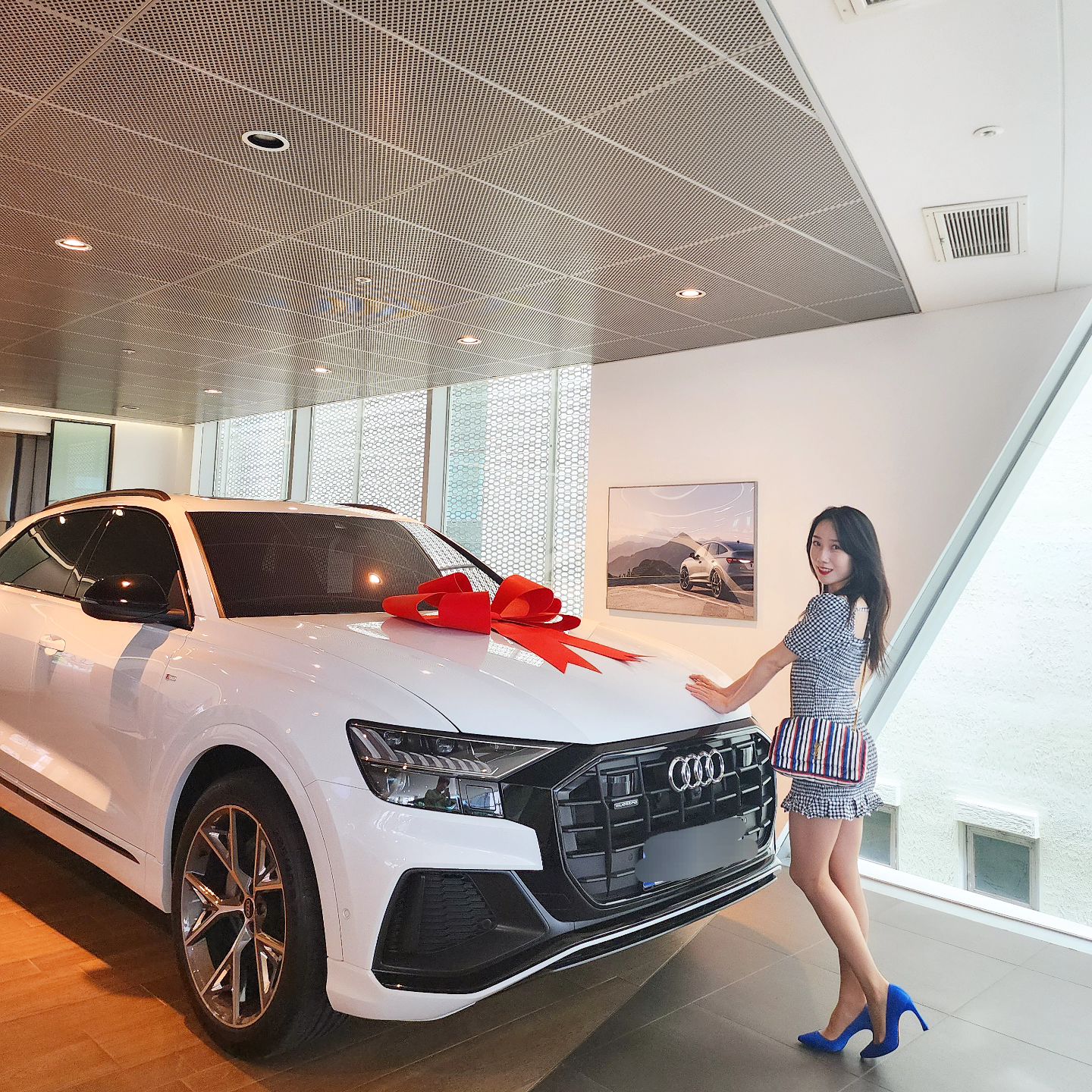 새로운 붕붕이가 제 곁으로 왔어요 🚗 
실제로 보면 더 머시땨... 
고민고민 하다 지른 아우디플래그쉽 suv! 

고민 많이했는데 ..탈때마다 너무 만족스러워... 햙 
역시 명차... 최고다 탈때마다 짜릿해... 👍 

아우디는 궁댕이가 앉아보면 딱알아요. 이게 차구나...ㅋㅋ
세상 편안하고 정숙함..🤪 

생각해보면 항상 제 인생 큰일은 급작스럽게 다가 왔었고 
여러가지 바쁜 시간들아 지나고보면 다 큰일을 하기위해 준비되는 시간이였던것 같아요.

너무 멋진 너가 온만큼 나 좋은일 생길거라 기대해도 되니? 😁

차잘알들은 아우디 사는거 알죠? 기술력 어마어마 하잖아 
말해뭐해 😉 출고기는 시아프린스tv 에서 만나볼수 있어요❤️ 

#audi #아우디 #플래그쉽suv #대형suv #자동차리뷰