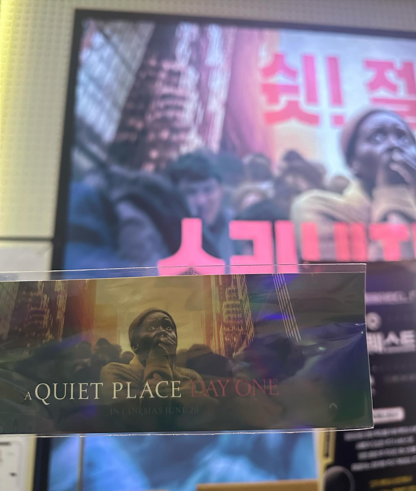 #광고 
올 여름 엄청나게 기다렸던 #콰이어트플레이스_첫째날
시사회로 롯데시네마에서 관람했는데 소리 내면 죽는 재앙의 첫날 그린 프리퀄,
더운 여름 한껏 시원함 보장!! 
단순 공포요소 가득한 아포칼립스영화가 아닌 로맨틱함과 휴머니즘 까지 갖고 있기에 나같은 쫄보들도 볼만하다는 생각이다.

게다가 흥미진진했던건 롯데시네마에서 새로운 서비스로 ‘무비퀘스트’를 진행하는데요! 영화 관람 후 퀘스트를 해결하는 참여형 추리 게임이 있어서 영화를 더 특별하게 즐길 수 있었다. 극장을 배경으로 거대한 추리퀴즈가 진행되기 때문에 현실감도 높ㄱ로  꿀잼

*무비 퀘스트 콘텐츠는 영화가 모두 종료된 후 상영관에서 진행되니, 영화가 크래딧이 모두 올라갈 때까지 극장을 떠나지 마시길~

lottecinema_official
#무비퀘스트 #롯데시네마 #추리게임 #굿즈 #영화 #콰이어트플레이스첫째날 #플레이어 #퀘스트 #무비스타그램 #영화스타그램