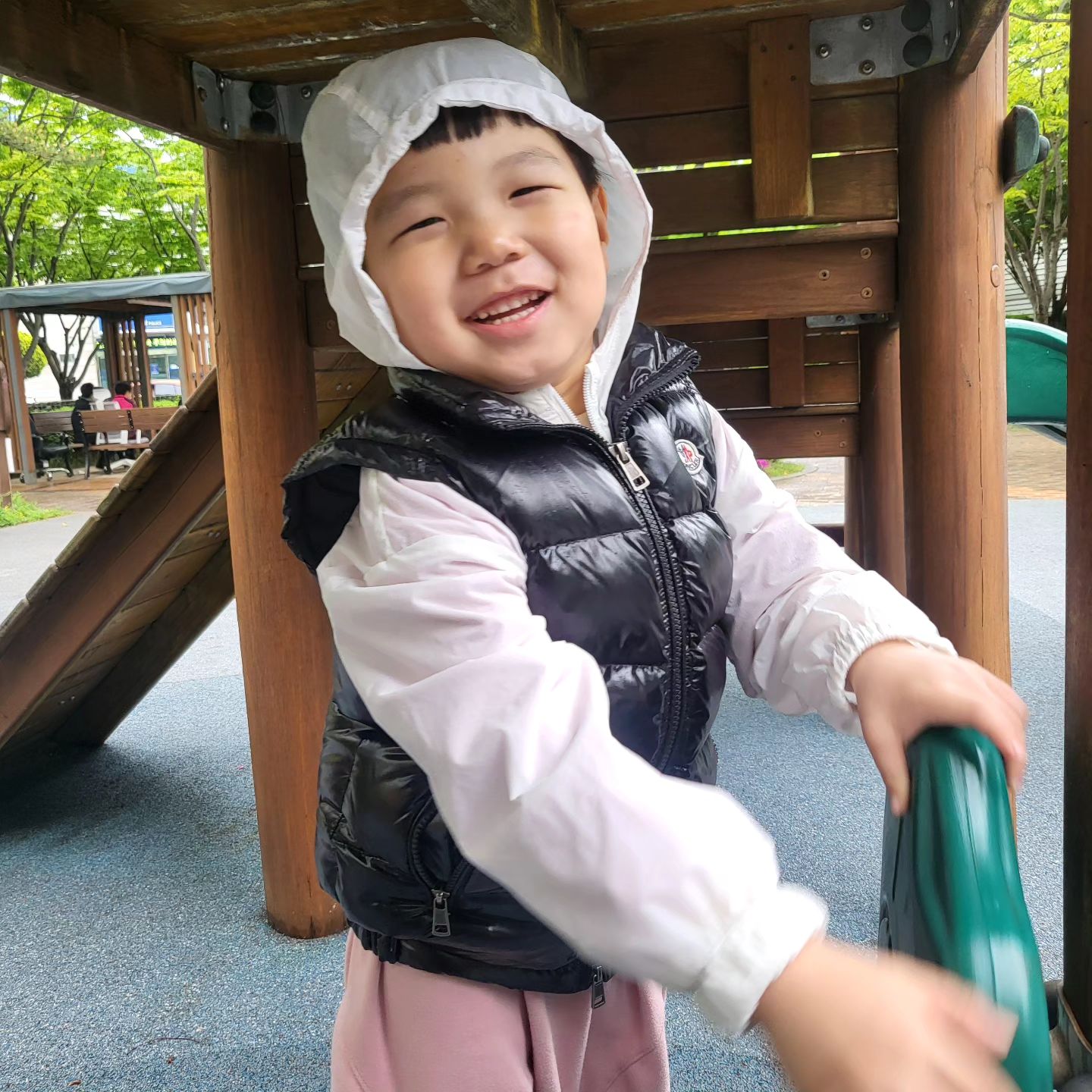 비오는데 
자전거도 타고 
숨바꼭질 했어요.
3시간은 된거 같은데
30분 밖에 안되었네😅
.
.
#아들스타그램