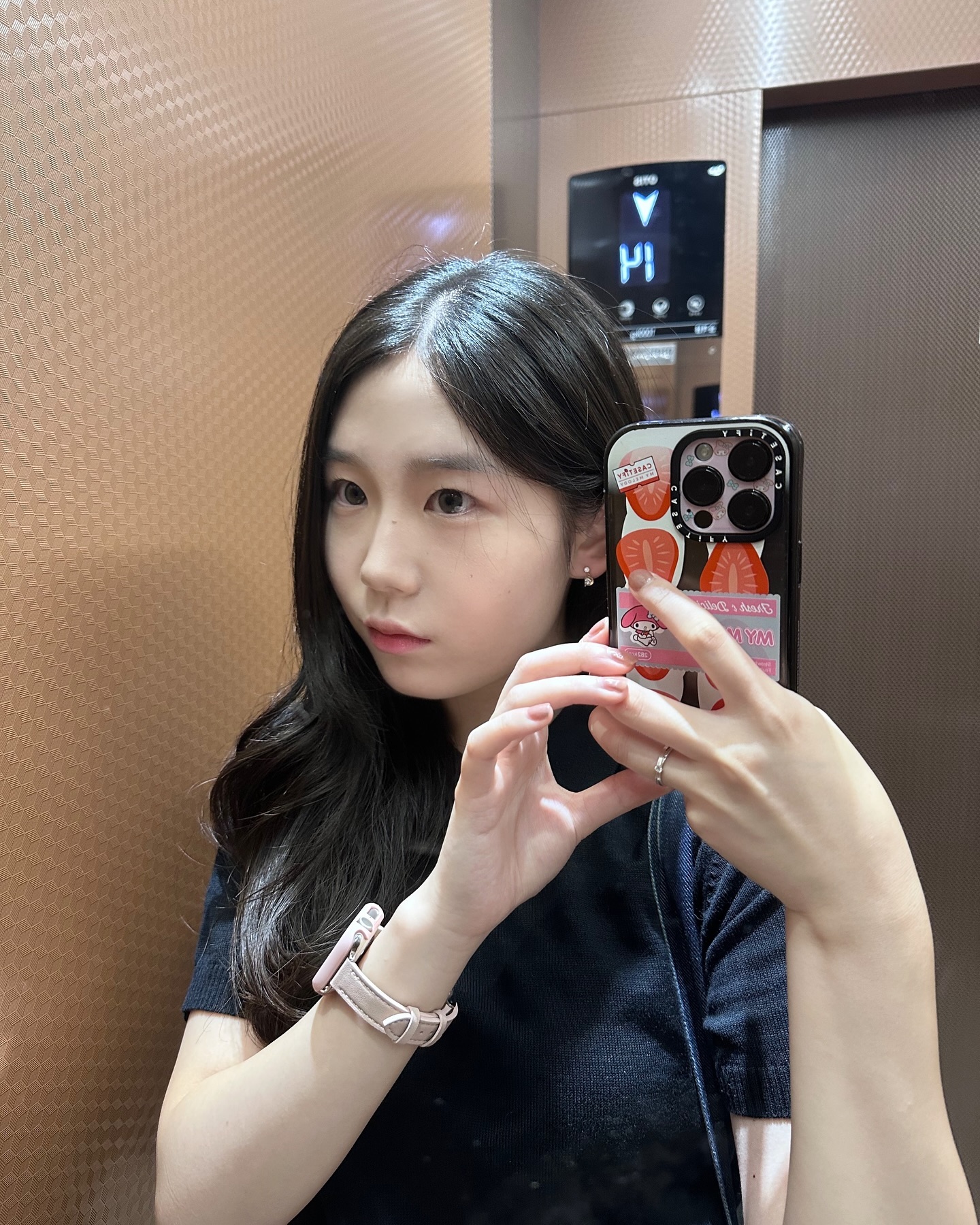 #협찬
🤍엘레바 ELEVA 그레이
BC 8.6 | G.dia 13.2mm | 1month
자연스러운 써클라인과 은은한 발색이 예쁘더라구요♥
그래픽이 인위적인 느낌없이 홍채에 안착되어 데일리 그레이렌즈로 끼기 좋은 거 같아요!

-
#엘레바 #렌즈타운 #브라운렌즈 #초코렌즈 #그레이렌즈 #렌즈리뷰 #권은비 #컬러렌즈 #렌즈추천 #데일리렌즈 #lenstown
