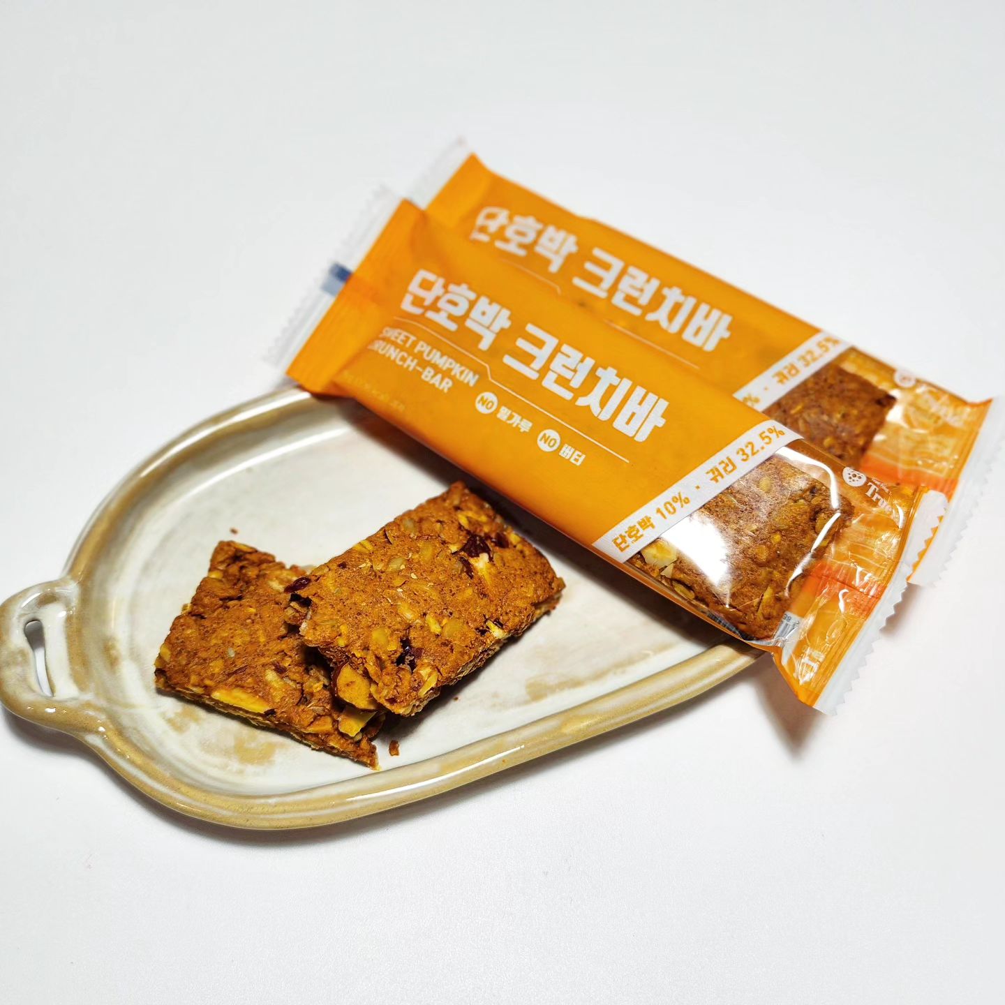 #협찬⠀
➡️ 상품명: 단호박 크런치바
➡️ 별점: ★★★★★
➡️ 판매처: 호밀(homeal2012)
➡️ 가격: 10개입18,900원
➡️ 맛
✔ 단호박 크런치바는 버터와 밀가루를 넣지 않고 귀리로 만든 건강한 간식입니다.
✔️ 섬유소가 풍부한 귀리가 듬뿍들어 체중 관리를 하시는 분들이 드시기에도 좋으며, 배가 고플때 간단한 간식으로도 제격입니다.
✔️ 일반 다이어트 간식과 다르게 비정제사탕수수당을 사용하여 설탕이나 올리고당이 함유되어있지 않고 천연 단호박 가루를 함유해 단호박의 맛과 영양을 그대로 느낄 수 있습니다.
✔ 달콤하면서 바삭하고 당근케익이 떠오르는 고급스느러운 크런치바를 드시고 싶으시다면 호밀의 단호박 크런치를 드셔보시기 바랍니다.

#다이어트간식 #아침식사대용 #다이어트바 #맛스타그램 #맛집 #맛집추천 #먹스타그램 #먹팔 #선팔 #맞팔 #먹스타#소통 #일상 #데일리 #오늘의메뉴 #식단