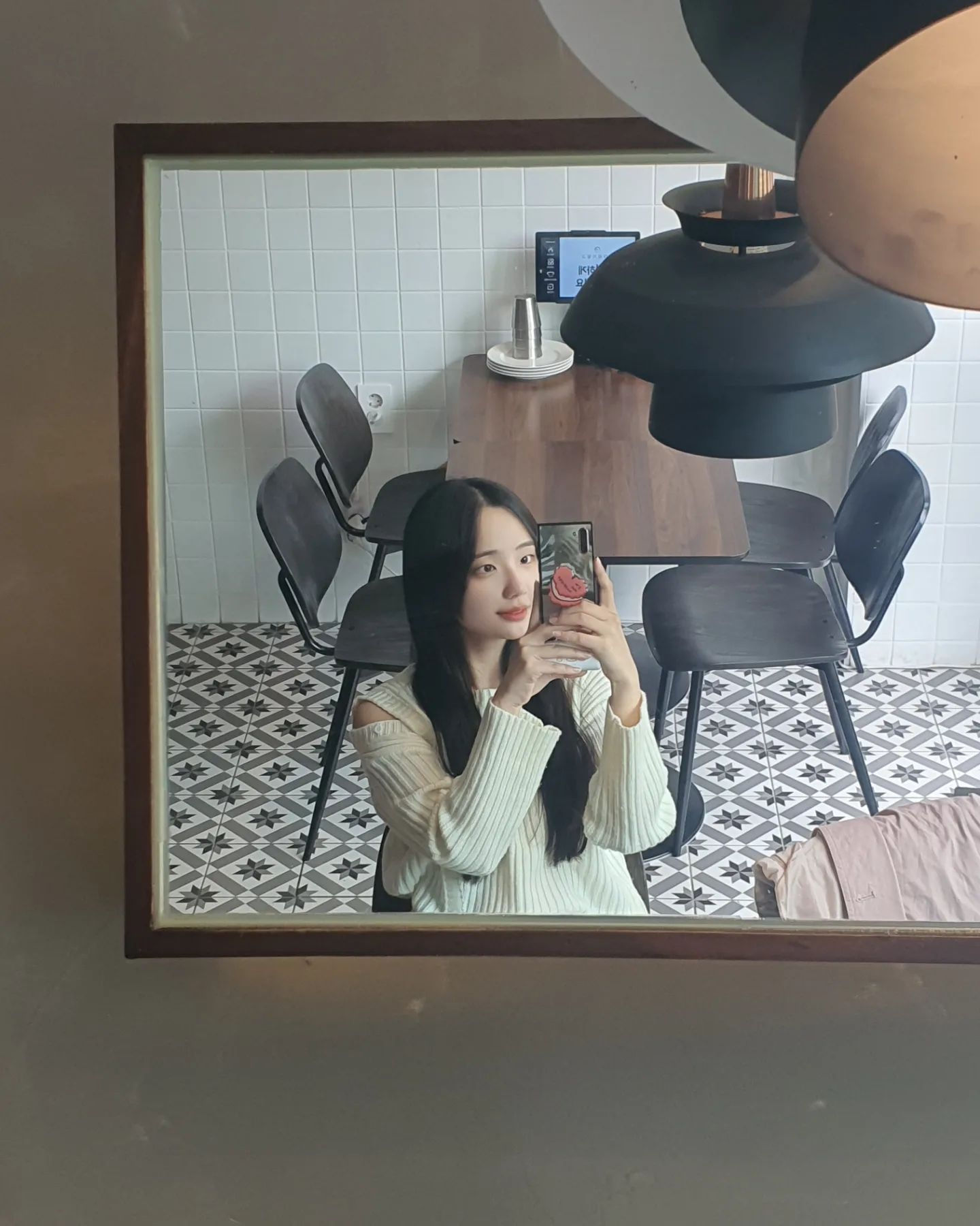 #협찬
[아고라]

수제도우로만든 피자와 저렴한가격의 파스타를 맛볼 수 있는 아고라
요즘 파스타 먹으려고 하면 기본 만원에 2만원 넘어가는것도 많잖아요? 아고라는 파스타 리조또 가격대가 만원 전후로 저렴한데 음식 퀄리티까지 좋아요
치킨 로제 파스타와 베이컨 크림 파스타를 먹었어요 치킨 로제 파스타는 크리스피한 치킨이 통째로 올라가서 먹으면서도 고기가 안부족해요! 베이컨 크림 파스타도 베이컨 듬뿍 들어있고 꾸덕한 크림이 맛있었어요
저는 둘다 안매운 메뉴를 주문했지만 매콤한 메뉴도 많더라구요 매운거 좋아하시면 매콤한 메뉴로 주문해보세요!
에피타이저로 바게트와 마늘소스가 나오는데 이 마늘소스가 완전 맛있어용 마늘빵 먹는 느낌이더라구요! 발산역마곡역 사이에 있어서 접근성이 좋고 편한 분위기라 데이트 하기에도 좋아요!

#광고 #마곡파스타 #마곡피자 #마곡양식