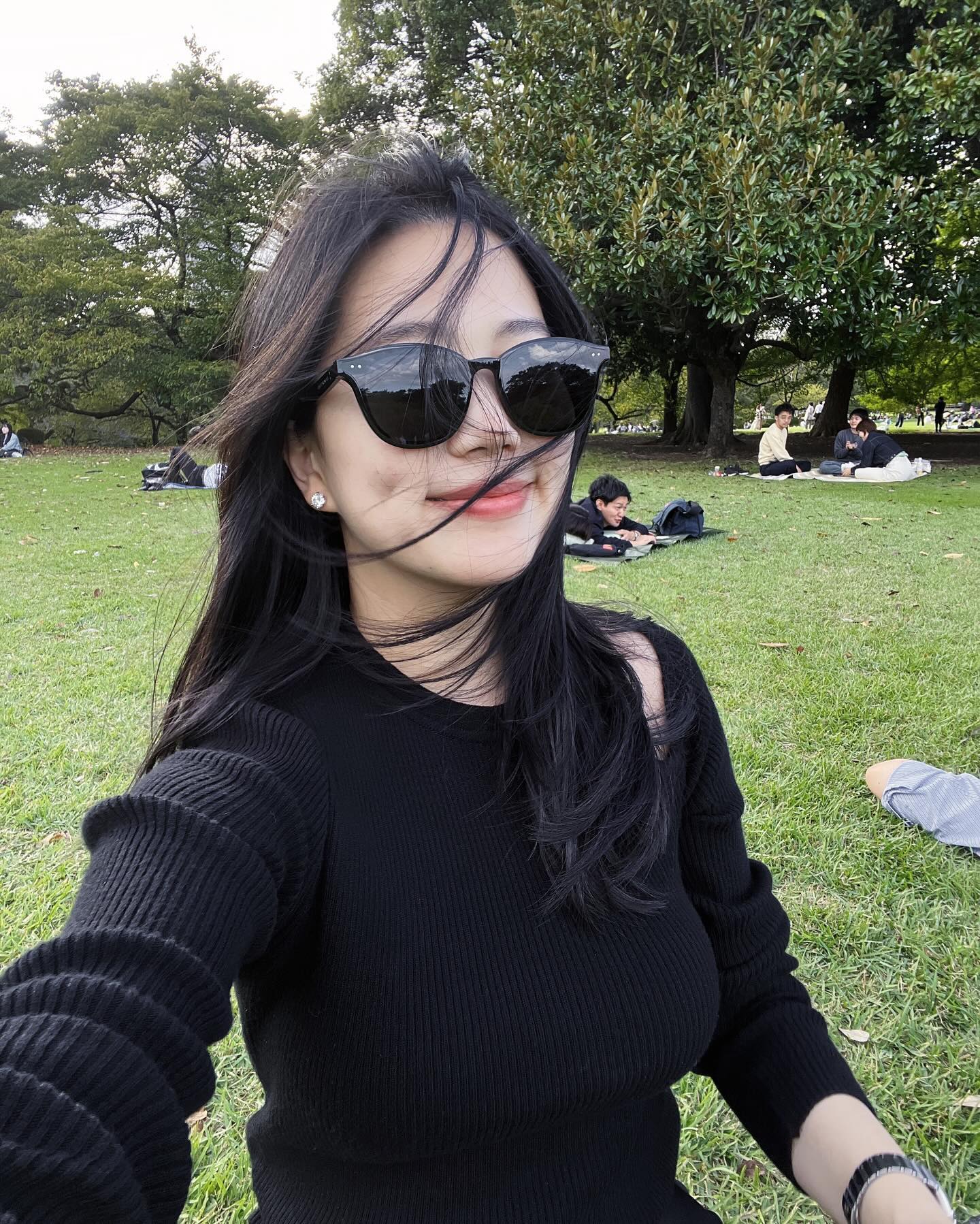 날씨 너어무 좋았던 도쿄. 아무것도 안챙겨왔지만 기분 좋으니까 풀밭에 발라당- 

구름이 털은 계속 어디서 나오는건지 ,, 도쿄까지 진출한 구름이 털 🫠☁️

#selfie #ootd #셀카 #오오티디 #여행스타그램 #일본여행 #도쿄여행 #shinjuku #shinjukutokyo #shinjukugyoen #신주쿠 #가을룩 #옷스타그램 #패션스타그램