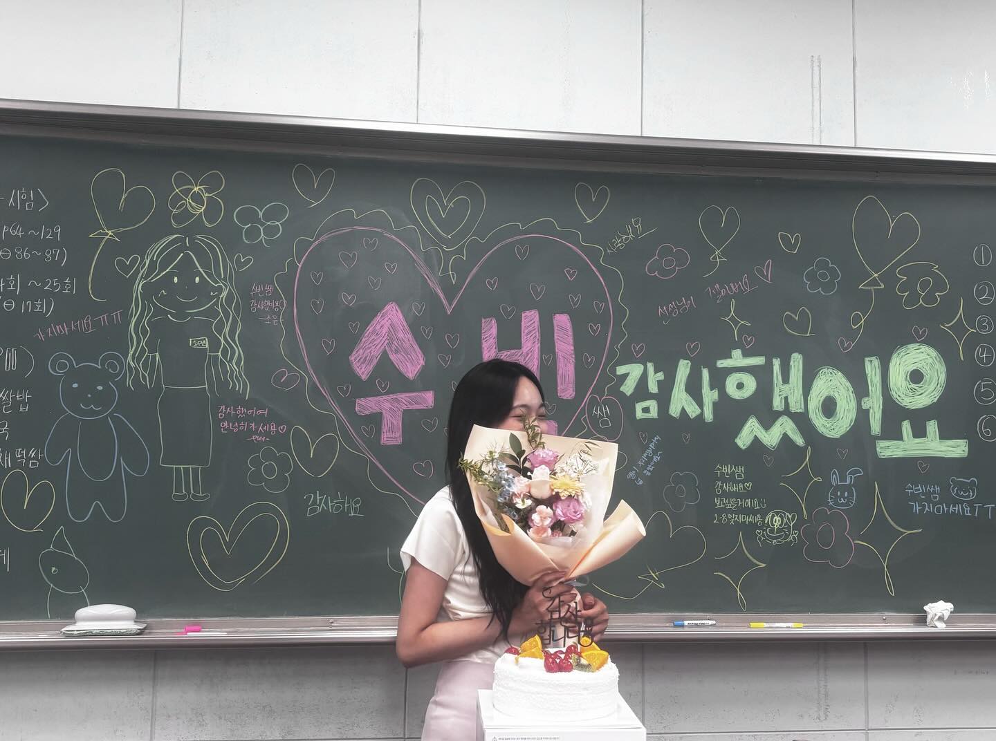 나는 그 시기에 어떻게 생각 하고 무슨 고민을 했을까,
어떤 선생님을 바랐고 좋아했을까,를 무수히 되짚어봤던 5월.
사람들은 어떠한 시간을 지나고 나면 그 시간대의 속성이랄까 하는 것들을 분명히 잘 알고 있다고 생각한다. 그러나 사실 그것은 서랍장 저 밑에 깔린 사진과 같은 것이어서, 분명히 존재하지만 꺼내보지는 않는, 어렴풋이 기억은 나지만 정확히 어떤 표정을 짓고있는지는 모르는 찢어진 일기장같은 것이다.
그러니까, 어른은 분명 아이의 시간을 지났지만 아이이자 어른이 아닌 아이였던 어른인거다.

 다른 시간 속에 비슷한 고민을 했을 아이들에게 도움이 되고 싶었지만, 나도 그저 아는 척 하는 어른이었을지도 모른다. 지난 시기를 훈장처럼 달고 거들먹거리는 사람처럼 보인 적이 있었을까. 있었다면 얼마나 자주, 어떤 크기였을까. 나는 아이들과 마찬가지로 인생에 휩쓸리고 있으며, 안정이라곤 찾아볼 수 없는 혼란 속 ‘아이’라고 생각했지만, 이런 생각을 하는 걸 보니 난 아이는 아니구나-하고 깨닫게 되었다. 그럼 난 뭘까 조금 고민하다 대충 청년쯤으로 해뒀다.

 한달이란 시간은 몸에 불편한 옷을 입고 아침 일찍 출근하기에는 너무 길었지만, 사랑에 빠진 아이들과 함께하는 시간으로서는 너무 짧다. 힘듦이 있었던 건 분명하지만 그걸 훨씬 넘어서는 행복 또한 느낀 한달이었다. 아이들도 내가 있는 한달이 행복했을까? 

 암튼 한달간 느낀 건 아이들은 모두 기본적으로 예쁘고 착하다. 다만 서투를 뿐인 아이들에게 어른들이 할 수 있는 최선은 이해하고 다독여주는 것이다. 어른이 어른답게 최선의 몫을 다 해냈을 때조차 못난 아이는 정말 거의 없다. 그렇지만 어른들도 모든 걸 다 아는 완벽한 사람들이 아닐뿐더러 이해와 포용이 당연한 것은 아니니 서로서로 사이 좋게 •••

 할 말을 머릿속으로 생각만 해도 눈물이 펑펑 나와서 아무말도 못해주고 나온 바보같은 선생님은.. 사실 해주고 싶은 말이 참 많았지만요. 지금은 그저 늘 응원한다는 것만 알아줬으면 좋겠습니다. 존재만으로도 내 삶의 가장 보람 있던 한달을 선물해준 2-8반, 
언제나 행복하길 !

#교생실습