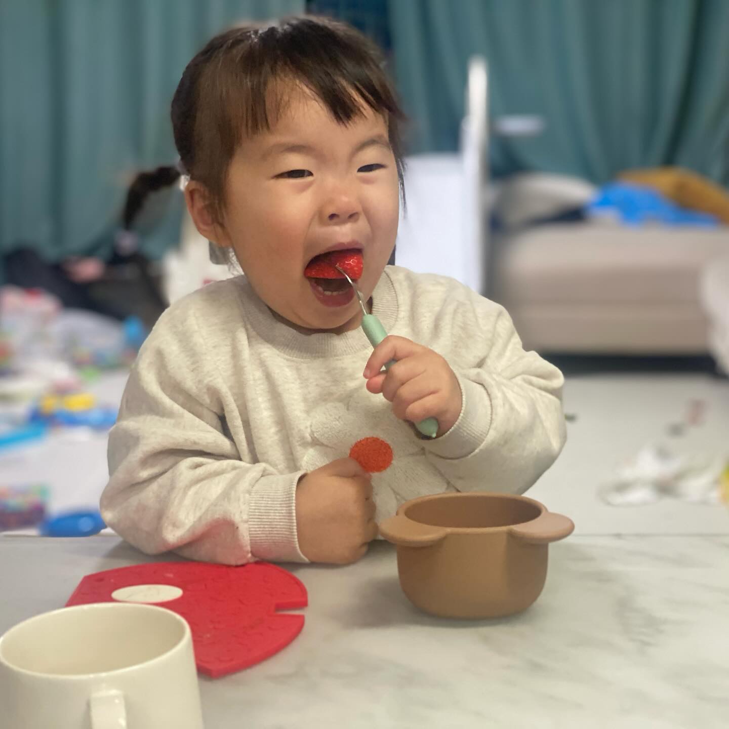 #채아스타그램
채아씌 미아냉.... 이렇게 딸기 잘먹는줄 알았으면 진작 많이 사줬어야....🍓
